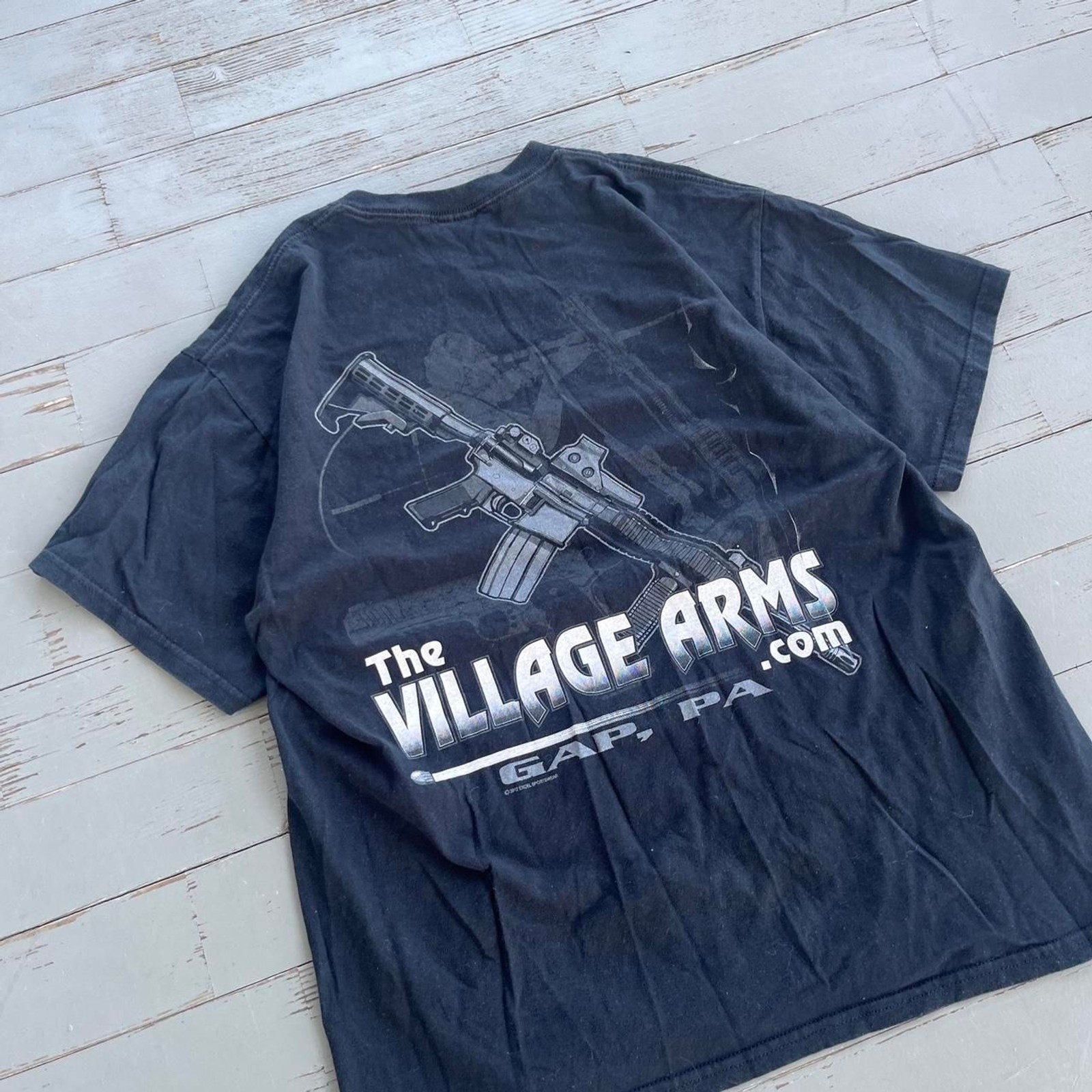 2012 The Village Arms Streetwear Y2K Graphic Tee Shirt