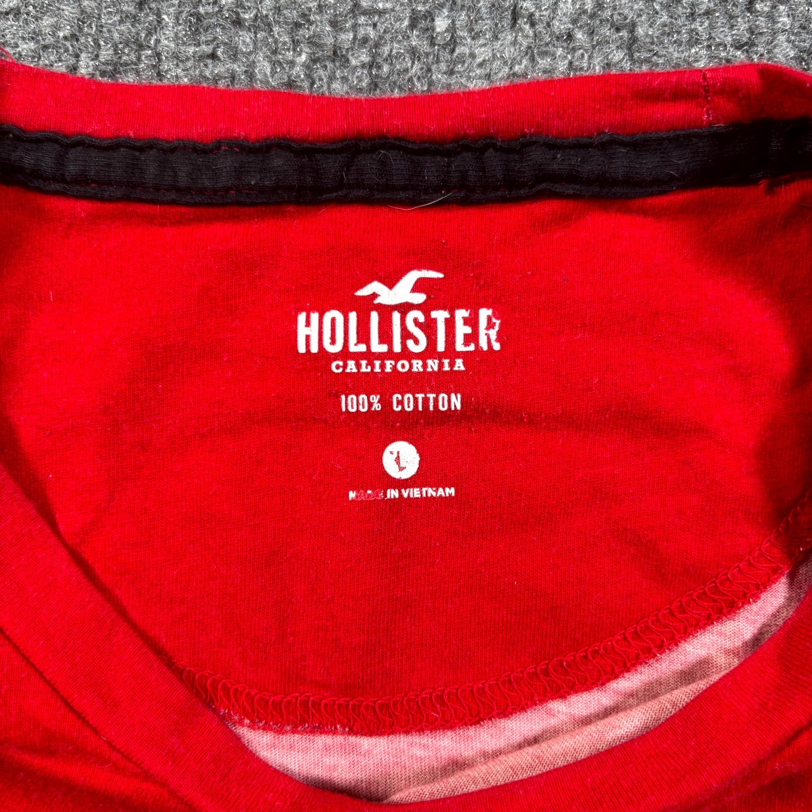 Hollister California Tee Shirt Mens Large Red Black Gradient Graphic Spell Out