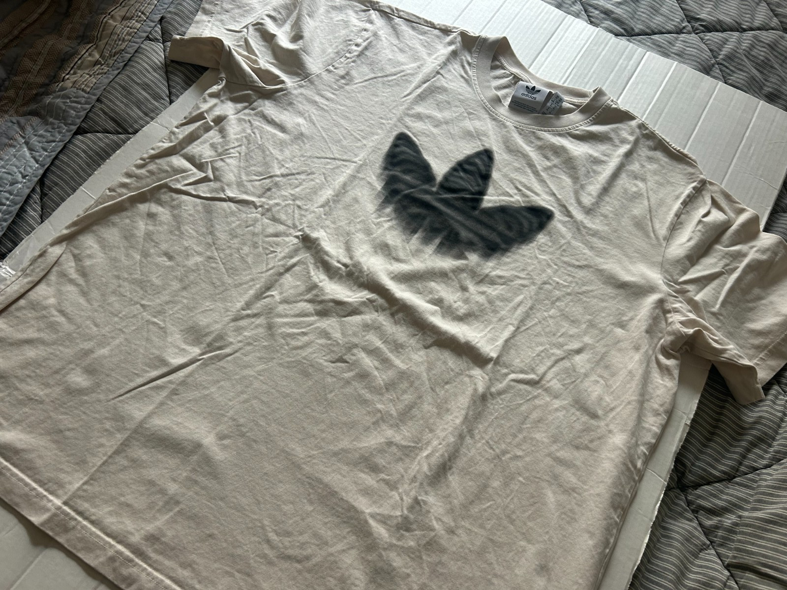 ADIDAS TREFOIL SIZE XL OFFWHITE OR CREAM SHORT SLEEVE T-SHIRT.SEE DESCRIPTION