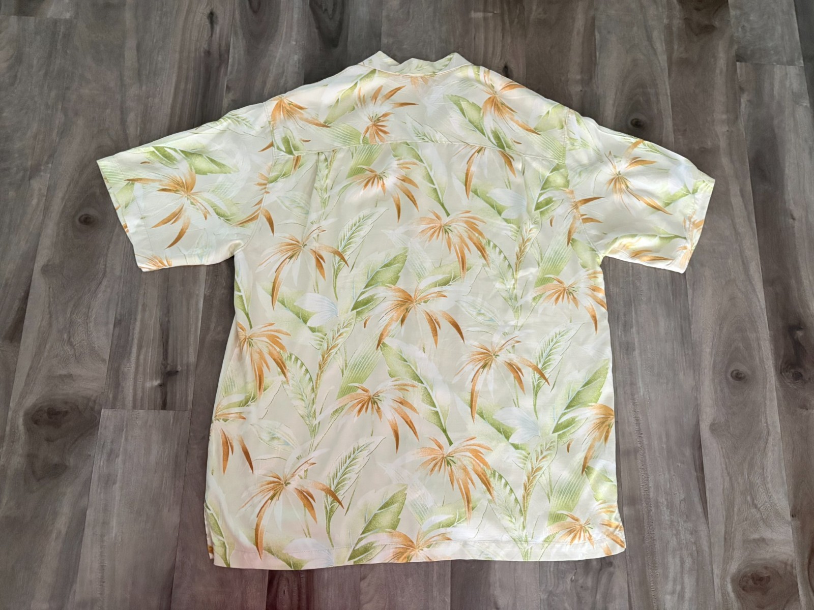 Tommy Bahama Men&rsquo;s 100% Silk Short Sleeve Hawaiian Shirt Relaxed Fit Tropical L