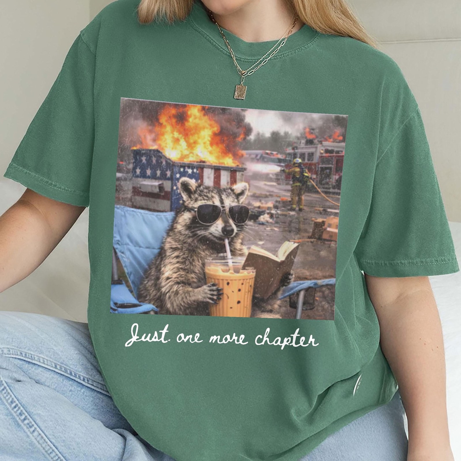 Funny Reading Raccoon Shirt Retro Book Lover Graphic Tee Gift