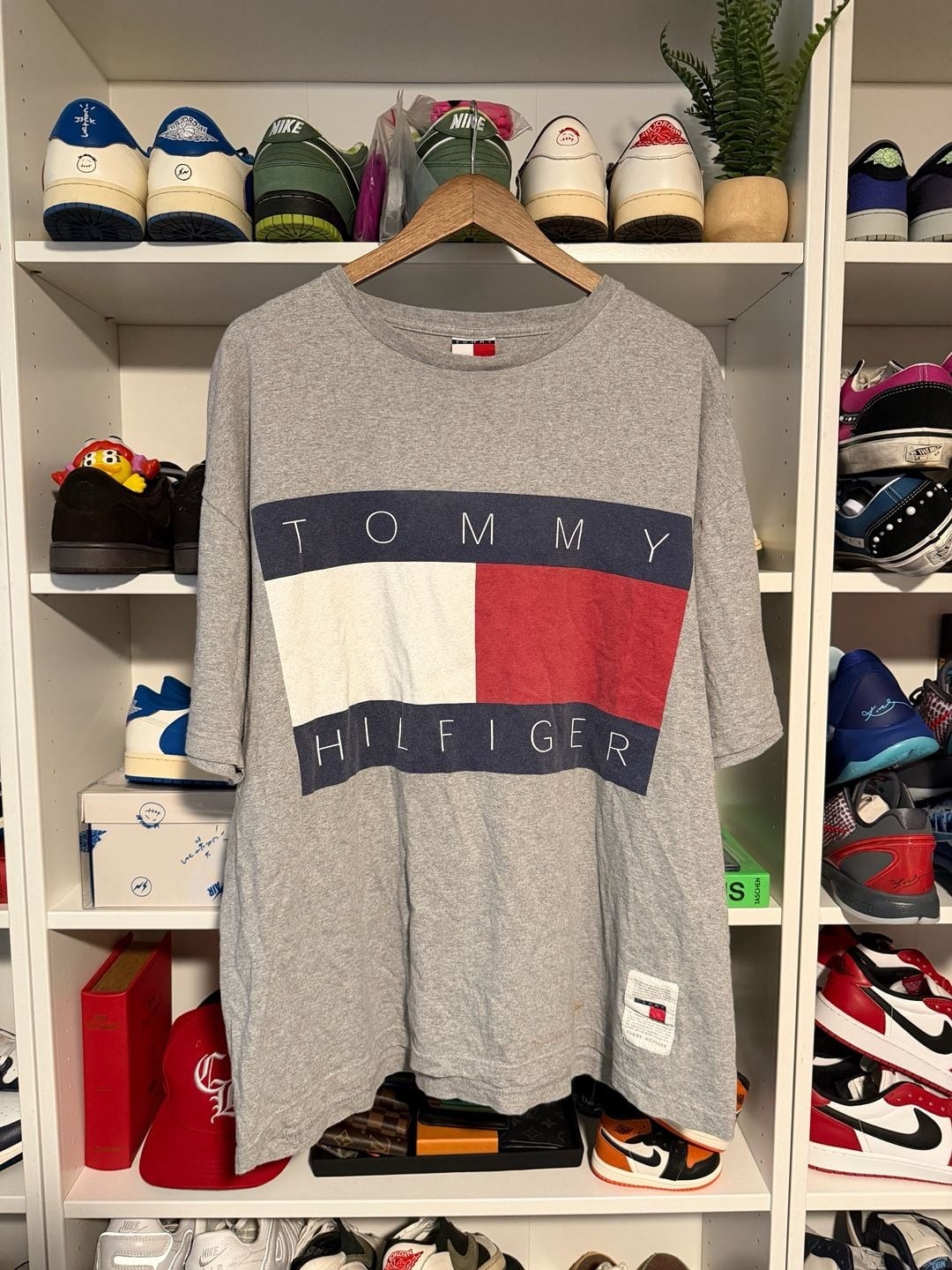 Vintage 90s Tommy Hilfiger Big Flag Logo Graphic T-Shirt Grey