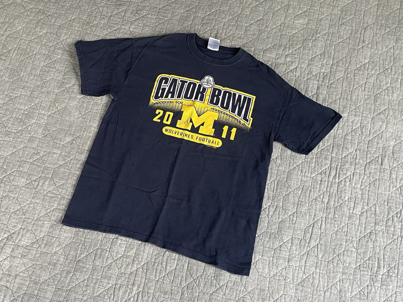 Gildan Gator Bowl 2011 Michigan Wolverines Graphic T-Shirt Men’s M Navy