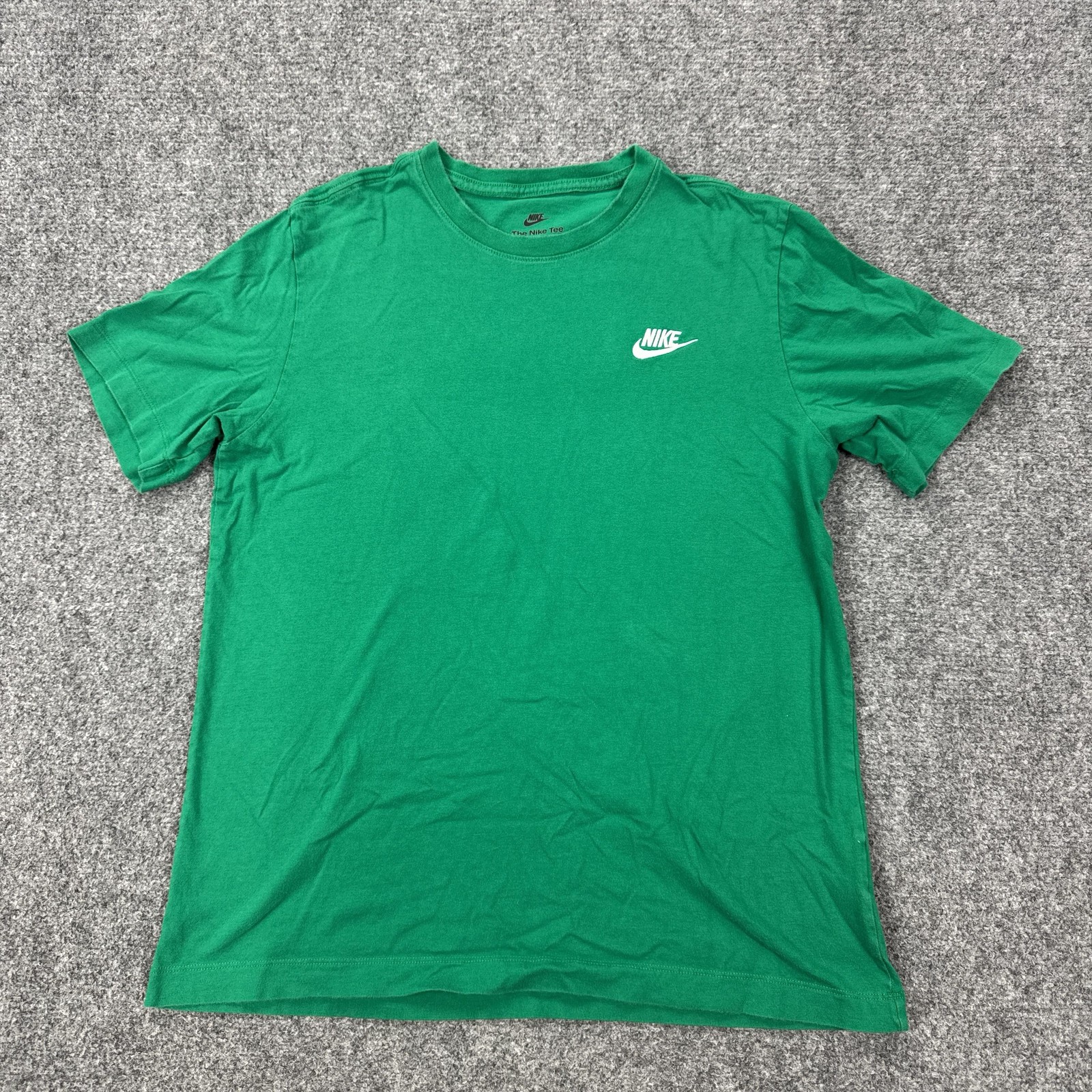 Nike Shirt Mens Medium Green Small Swoosh Logo The Nike Tee Tagless Casual