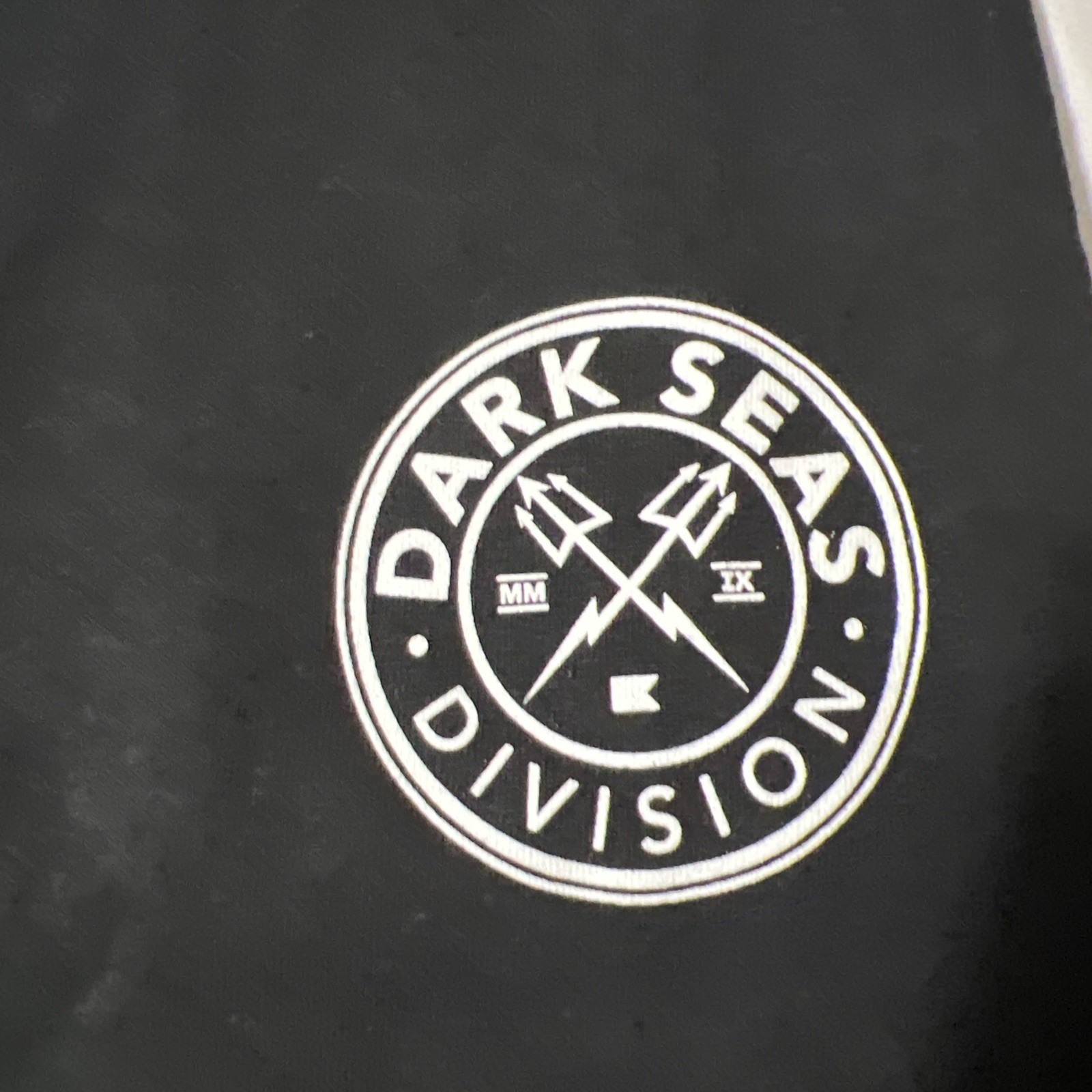 DARK SEAS – Pelican Watch Wicking T-Shirt – Black – No Sleeve Tee