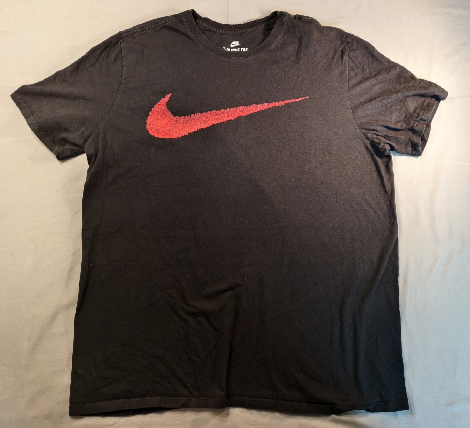 Men&rsquo;s The Nike Tee Athletic Fit Black/Red XL