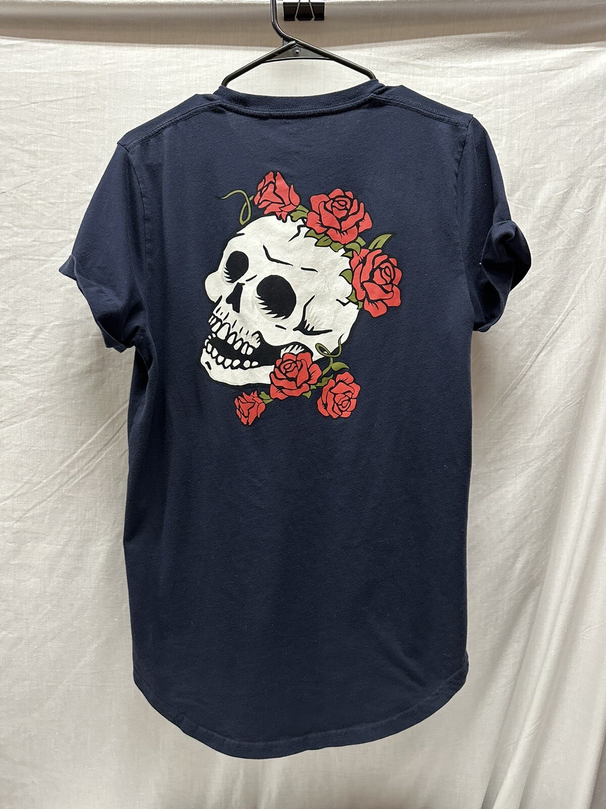 Hollister Must Have Collection Curved Hem Tee Skull Roses Navy T-Shirt Men&rsquo;s M
