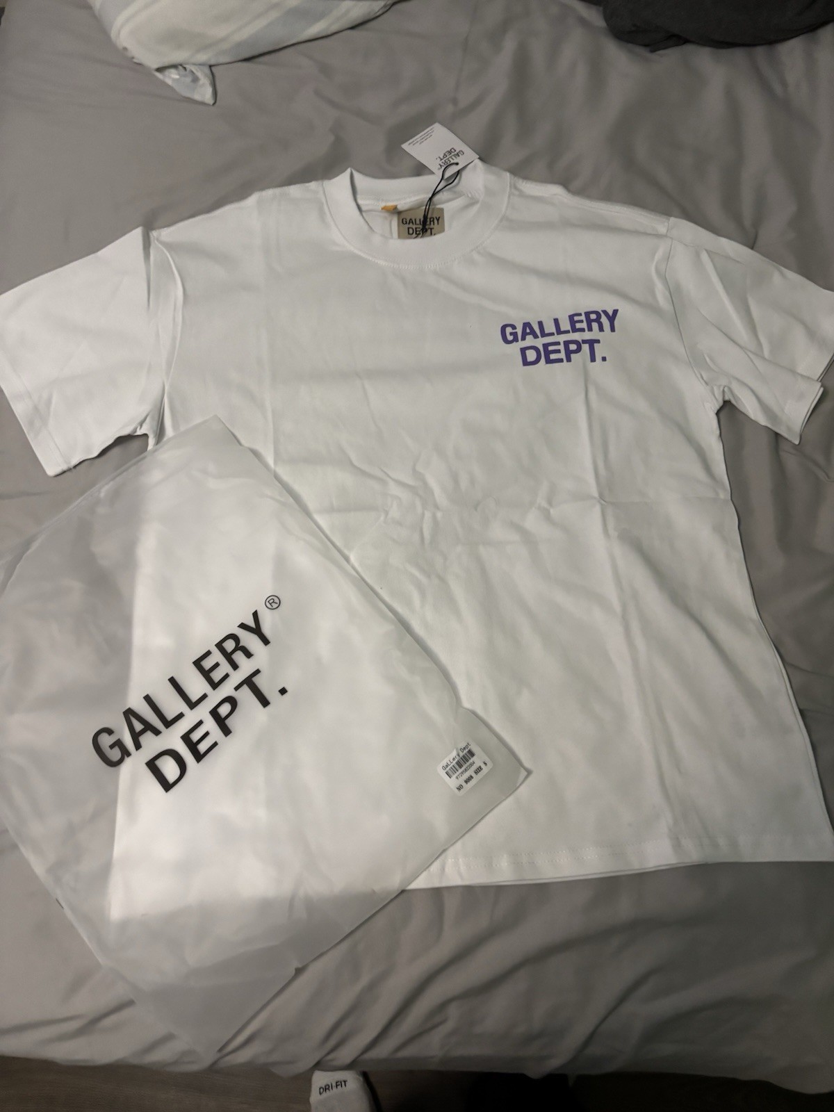 Gallery Dept. Men&rsquo;s White/Purple Logo Graphic Crew Neck Short Sleeve T-Shirt S