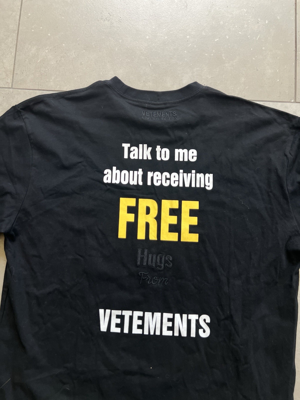 VETEMENTS Limited Edition Free Hugs Spell Out Embroidered Black Tee Shirt XL