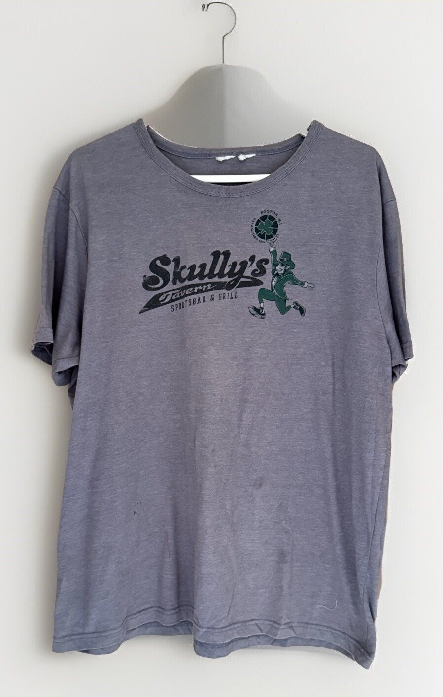 SKULLY&rsquo;S Tavern Bar & Grill Boston, MA T-Shirt Mens L Crewneck Pull-On RETRO/Y2K