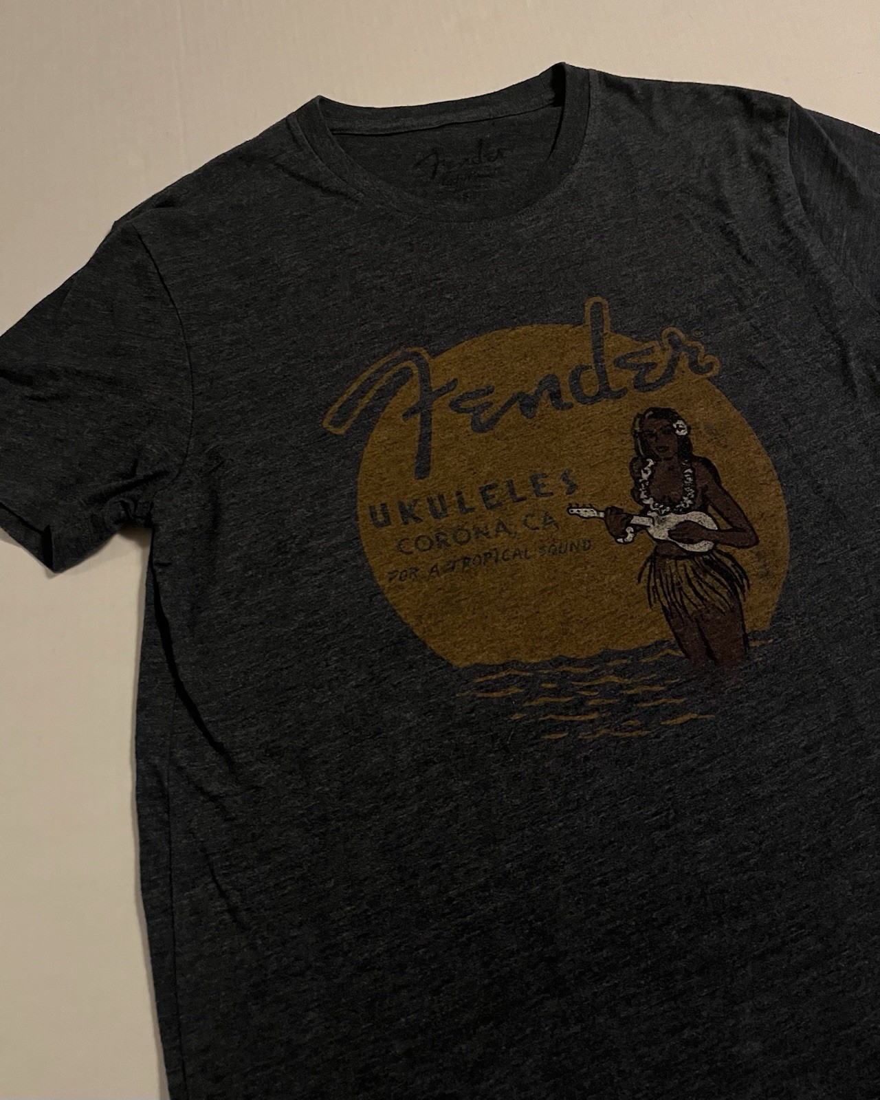Fender Ukuleles Tropical Hawaii OFFICIAL T-Shirt Small Guitar Music Hula Girl