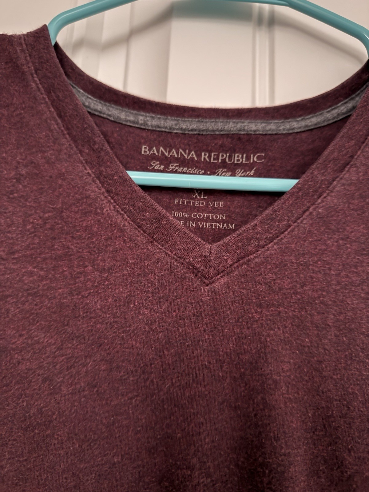 Banana Republic Men’s V-Neck T-Shirt Size XL | Burgundy Heather Tee | Pre-Owned