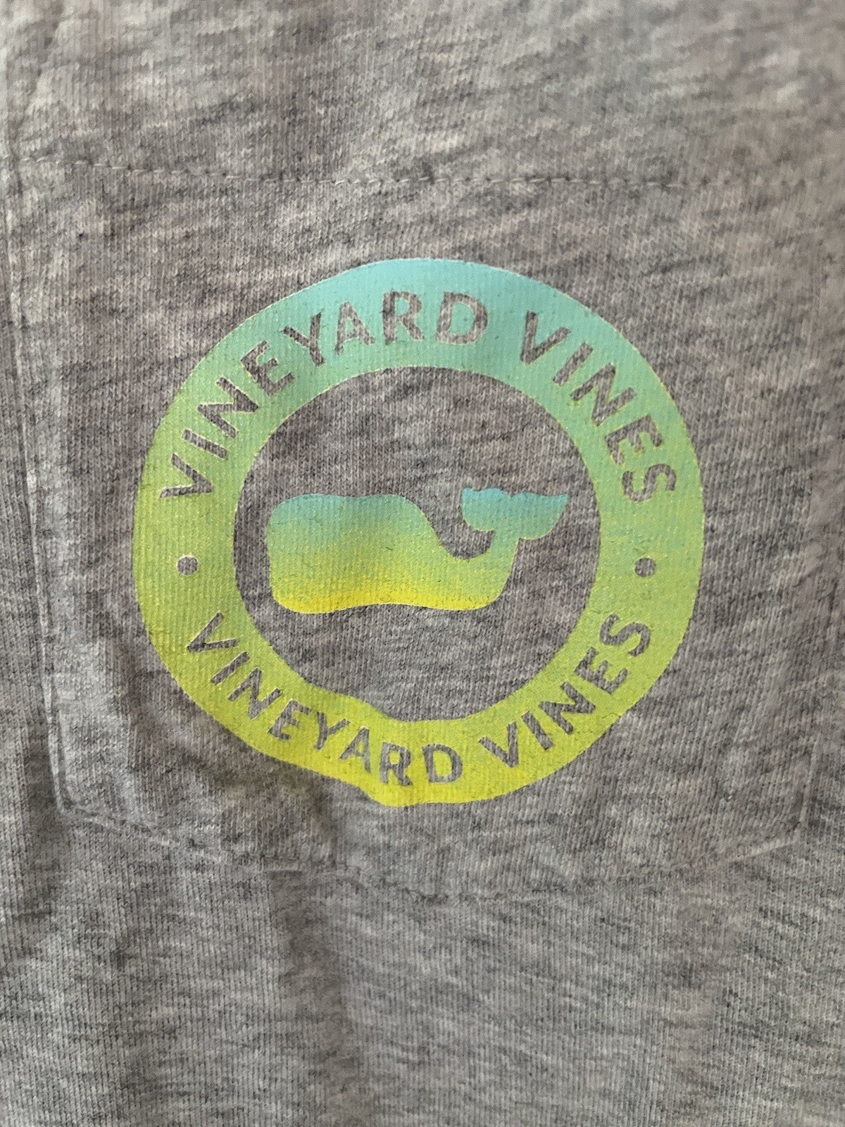 Vineyard Vines Men&rsquo;s Small Gray Whale Short Sleeve Cotton T-shirt with Pocket