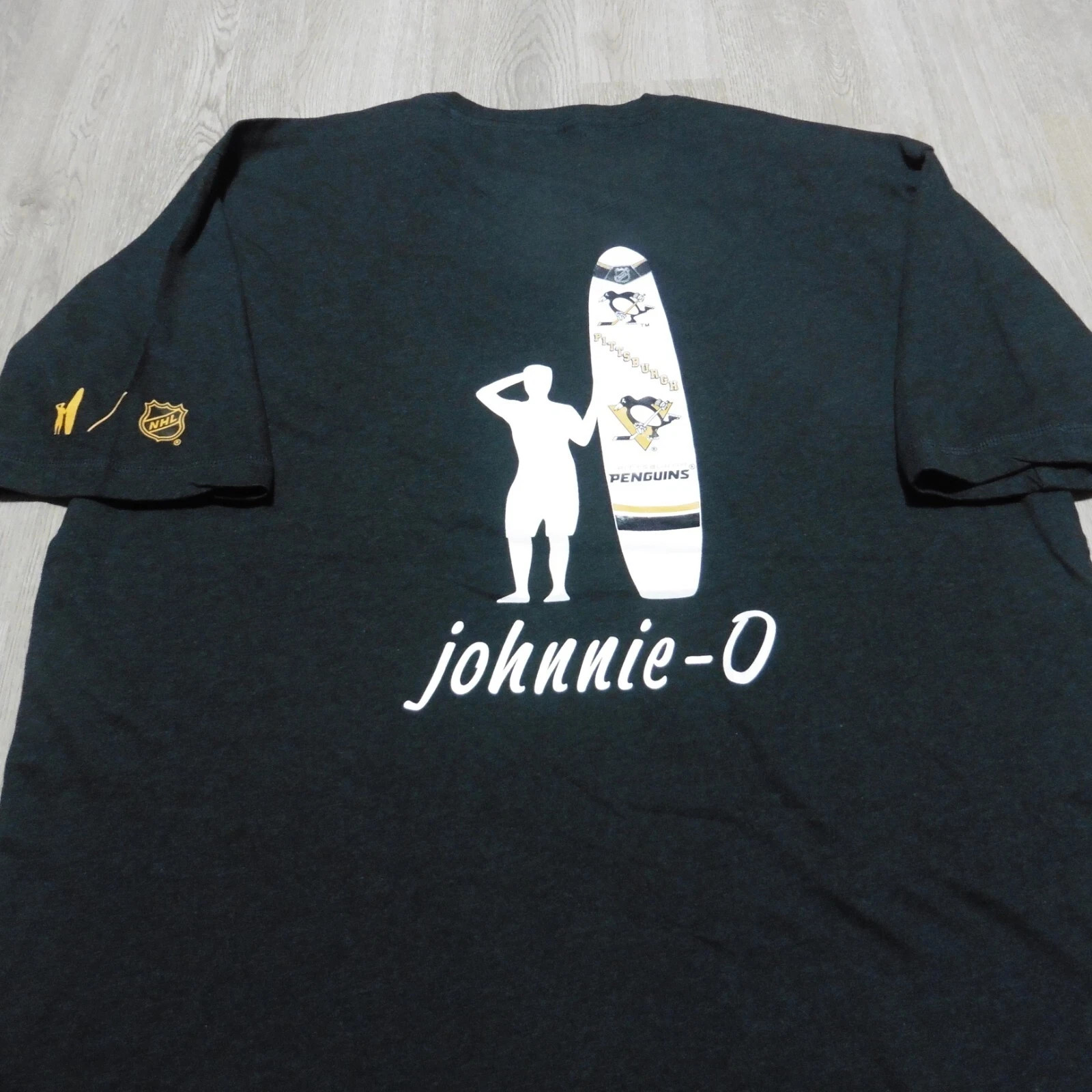 Johnnie-O Men&rsquo;s M Pittsburgh Penguins NHL Crew Neck T-Shirt Charcoal SS