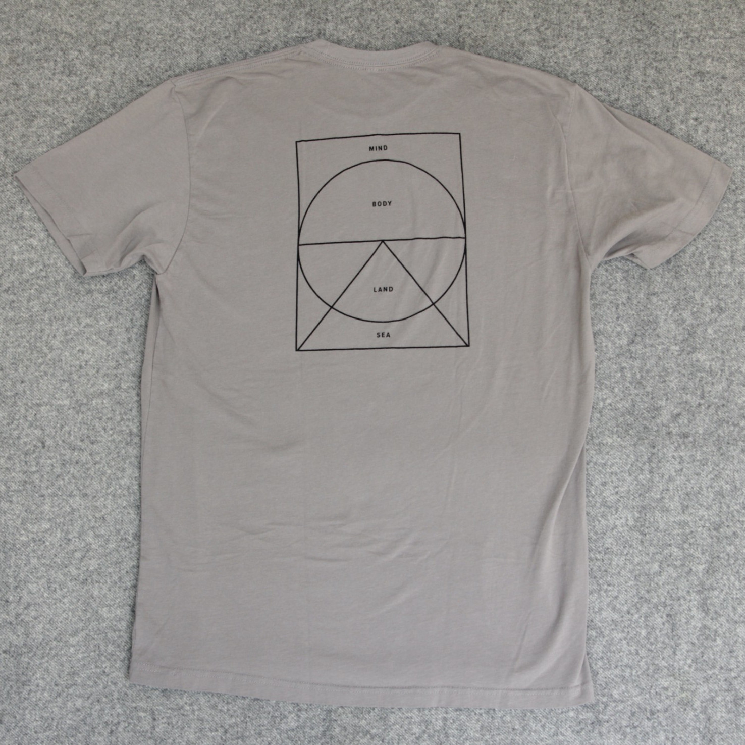 Vuori T Shirt L (Fit M) Taupe (Warm Gray) MIND BODY LAND SEA Graphic Logo Tee