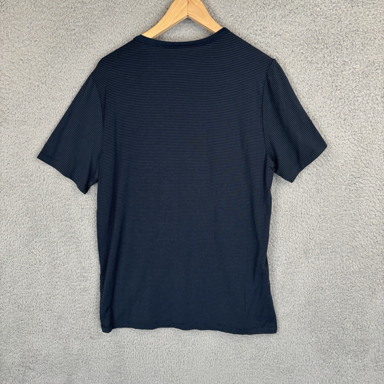 Vuori Shirt Men&rsquo;s M Blue Striped Linear Tech Performance Tee Pocket Stretch V196