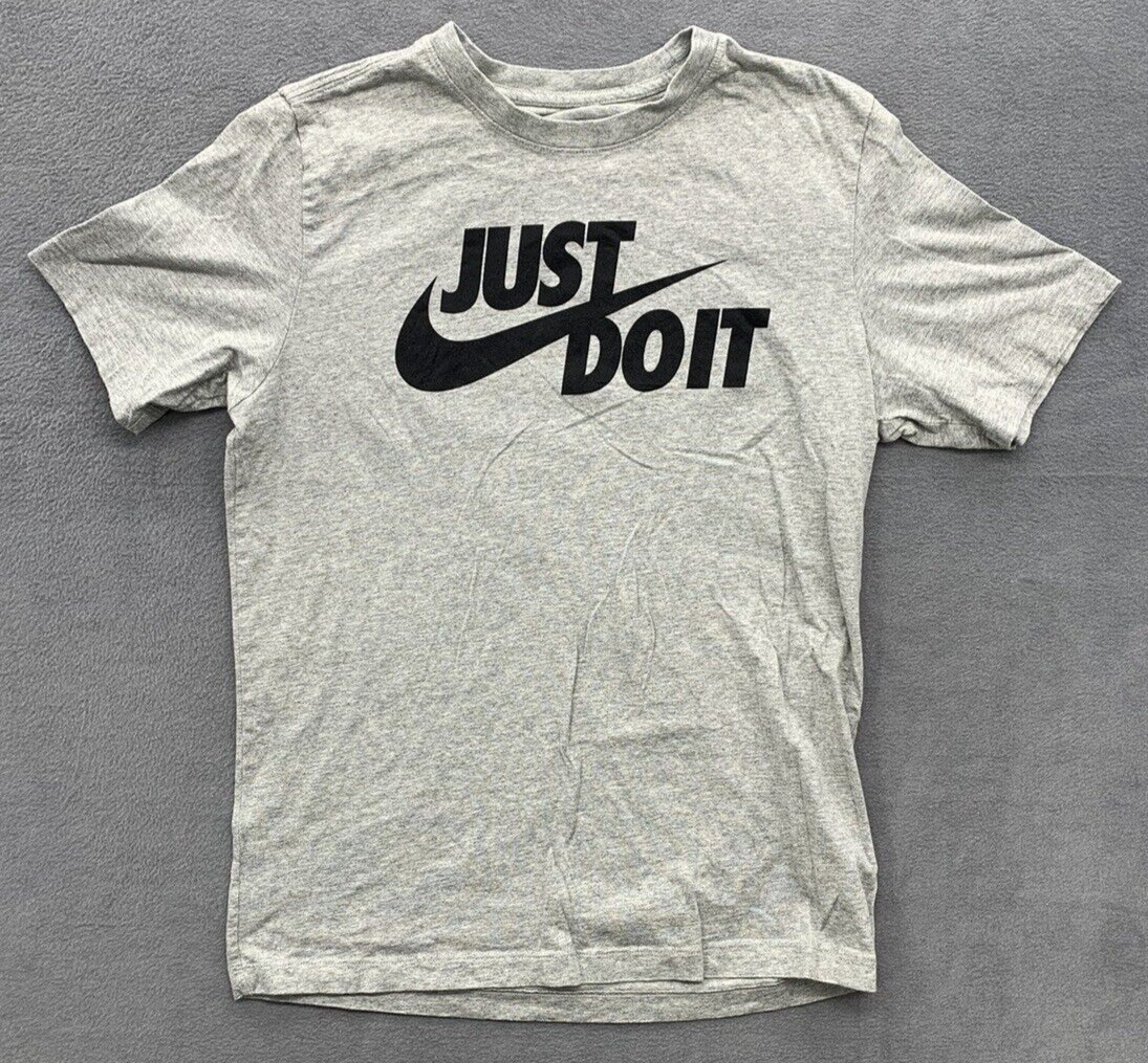 The Nike Tee Graphic T-Shirt Men&rsquo;s Medium Gray Logo Swoosh Crew Neck AR5006-063