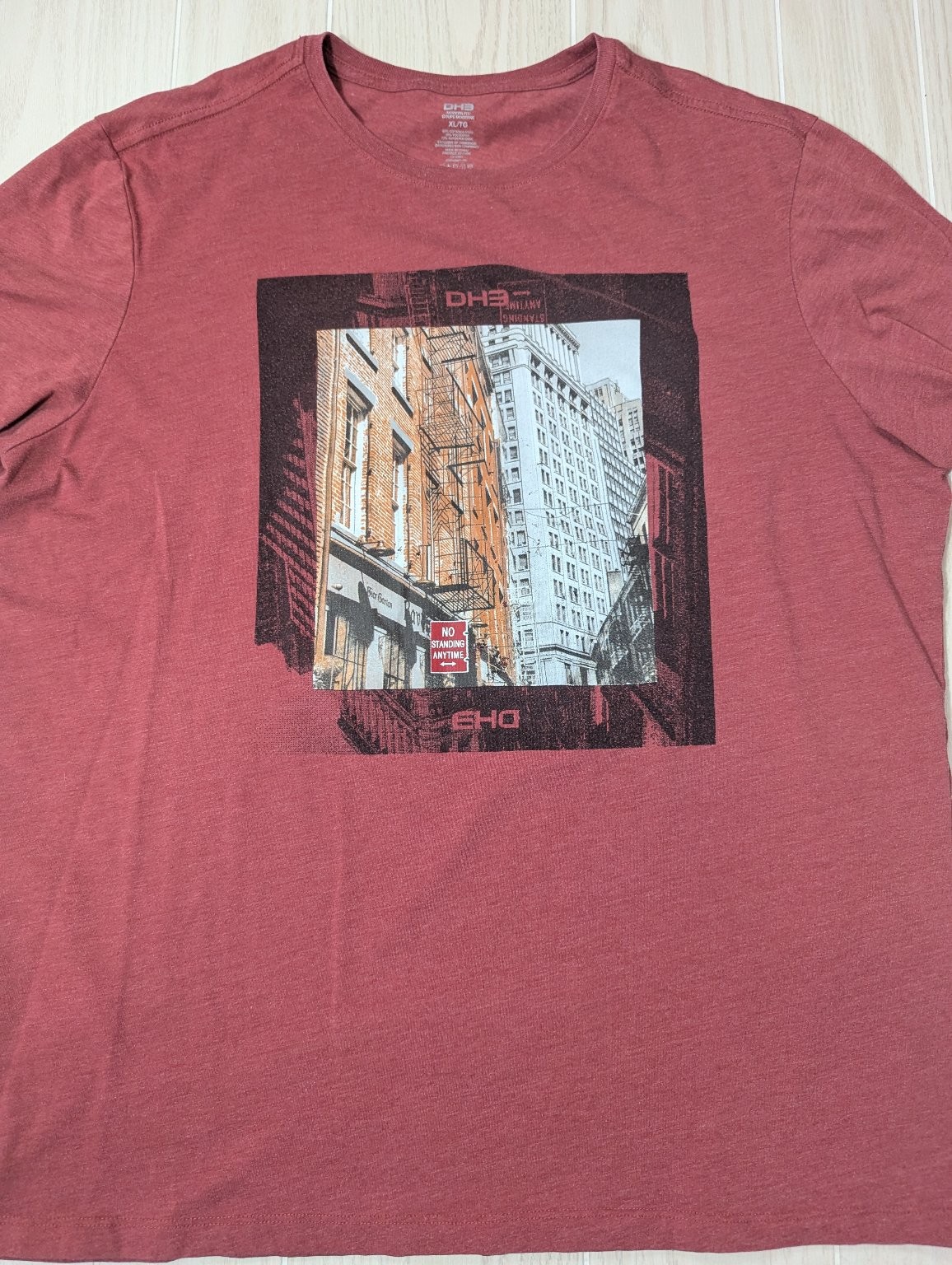 DH3 Men T-Shirt XL Heathered Maroon Red Modern Fit City scape scene no standing