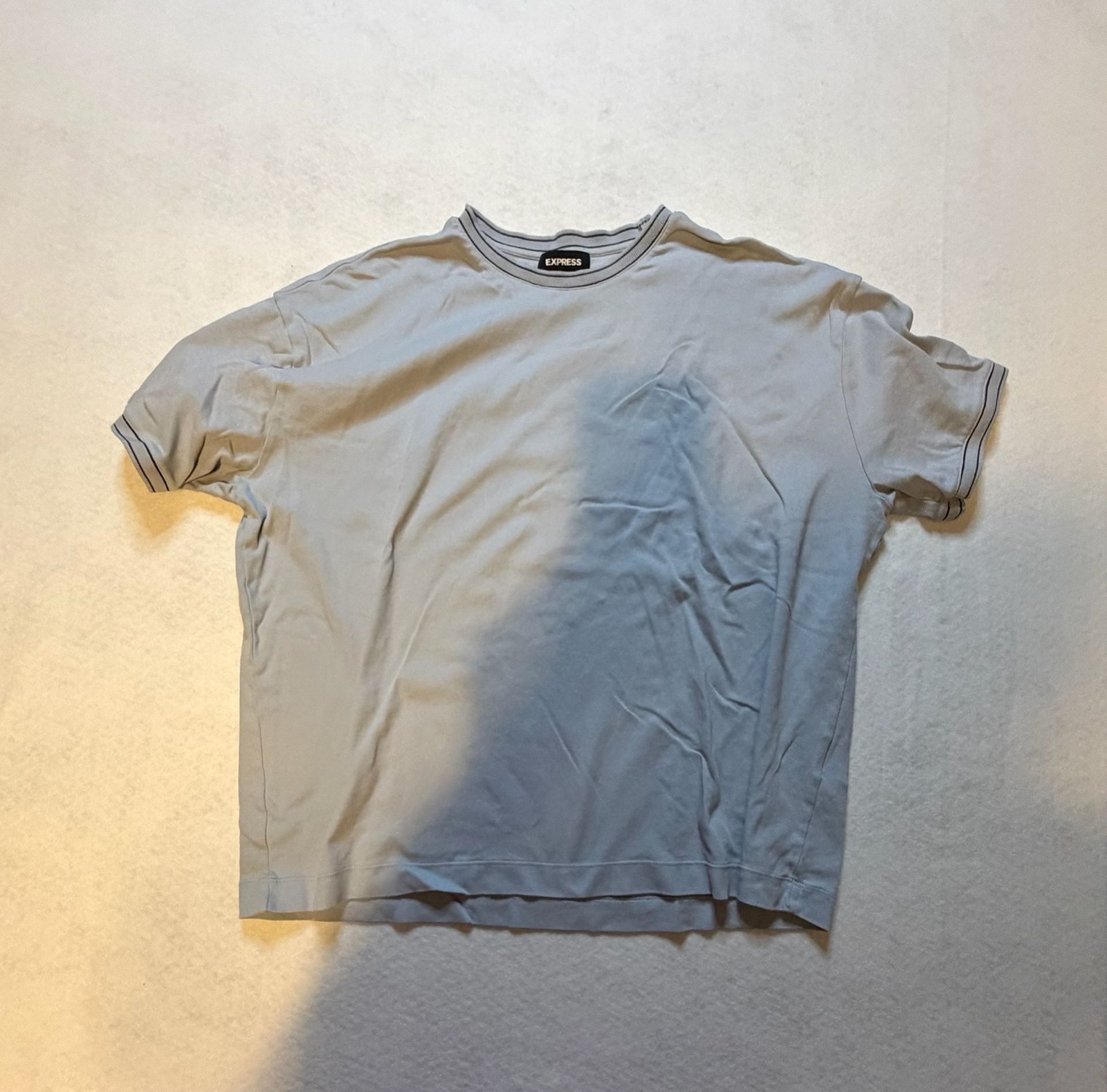Express Men&rsquo;s Light Gray Boxy Fit T-Shirt with Striped Trim Collar and Cuffs