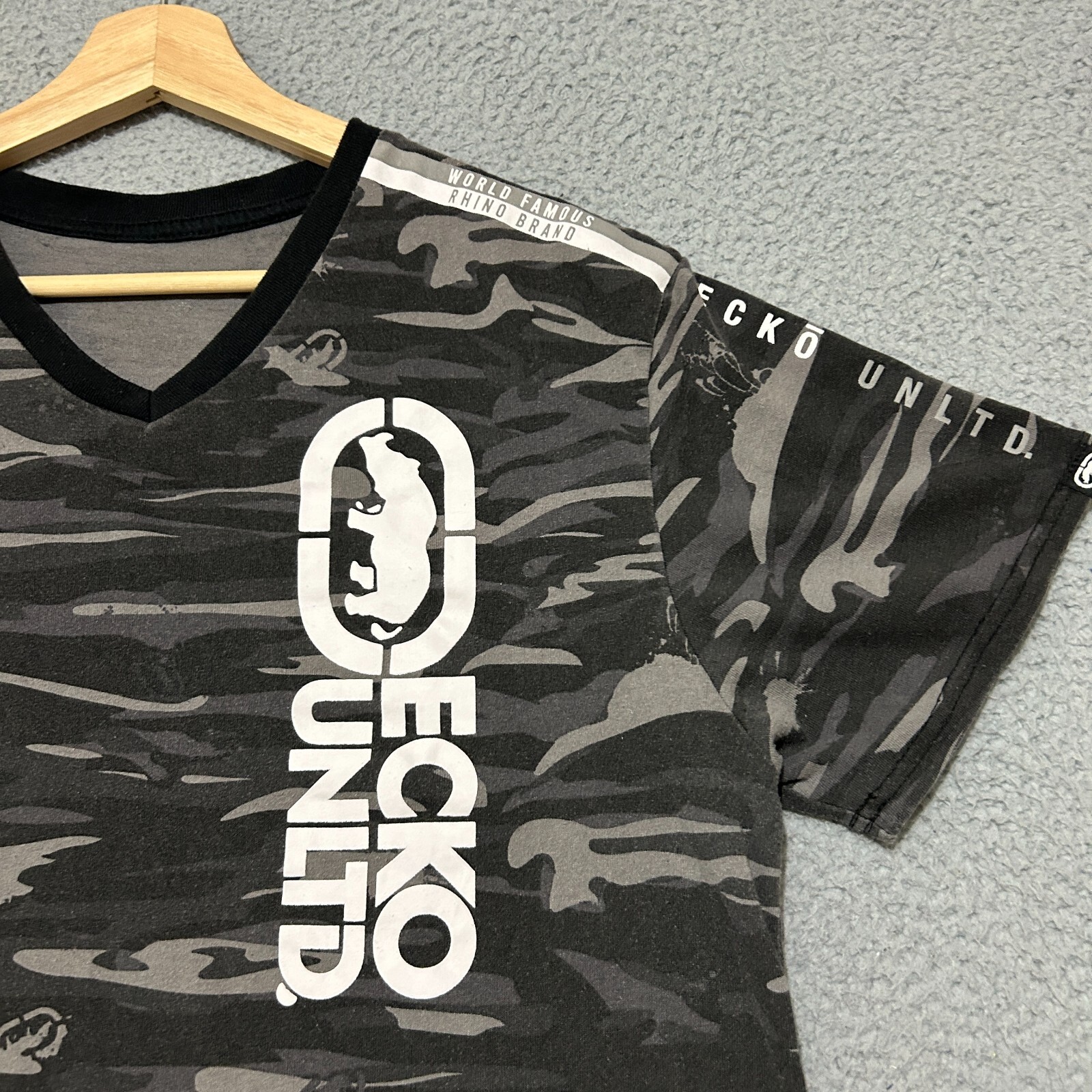 Ecko Unltd T-shirt Men Medium Gray Woodland Camo V-neck Short Sleeve