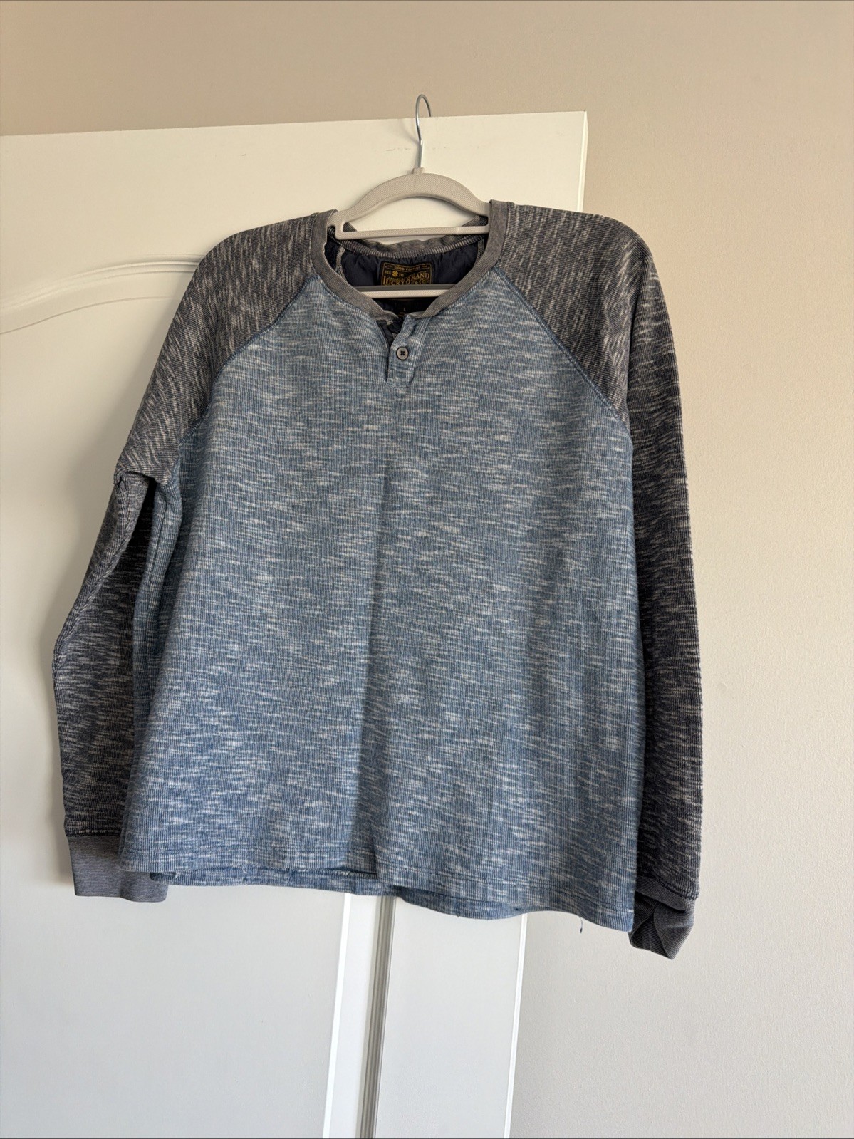 Lucky Brand Men&rsquo;s Blue and Grey Heathered Knit Henley Shirt. Size Large