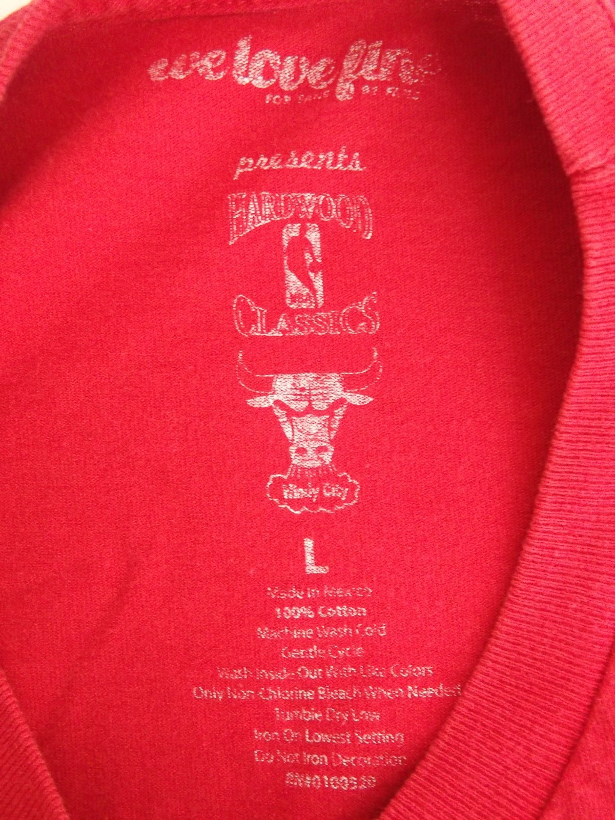 Chicago Bulls Vtg t-shirt Men&rsquo;s Sz. L (W 22in x L 29in)100% Cotton Red