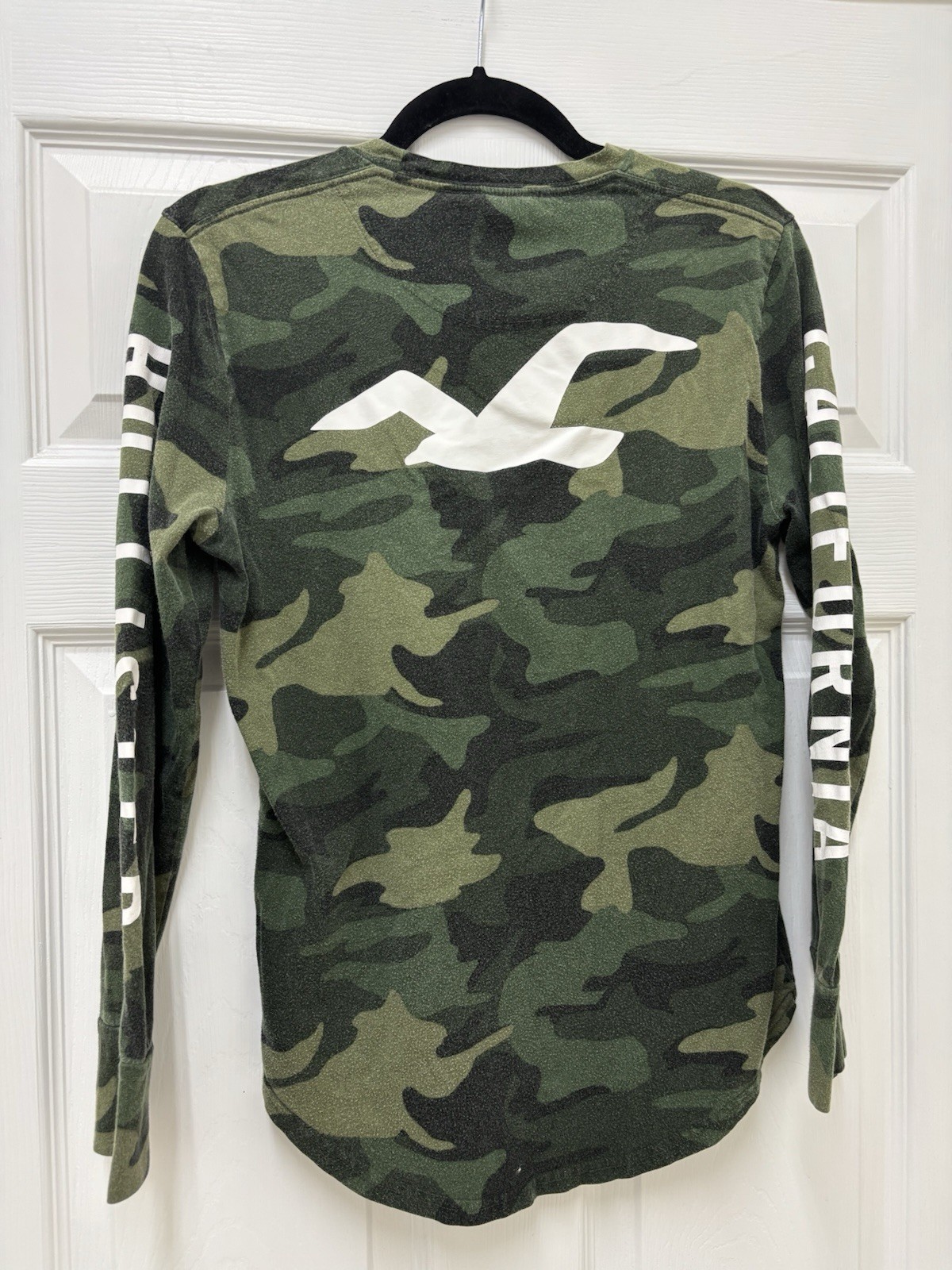 Hollister Men’s Green/Black Camo Long Sleeve Crew Neck Logo T-Shirt Size S