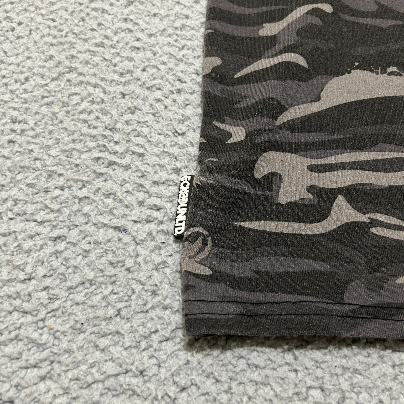 Ecko Unltd T-shirt Men Medium Gray Woodland Camo V-neck Short Sleeve