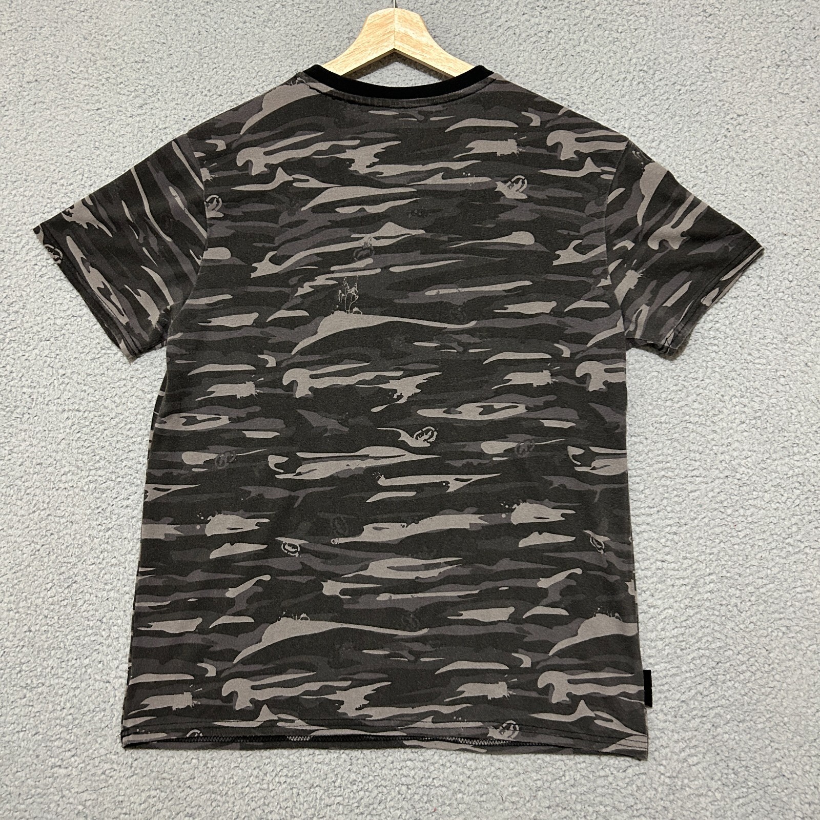 Ecko Unltd T-shirt Men Medium Gray Woodland Camo V-neck Short Sleeve