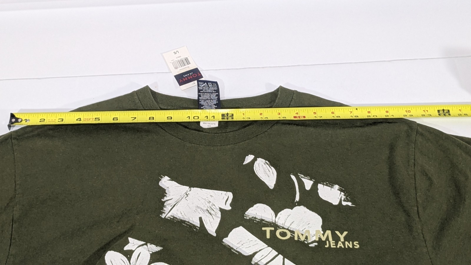tommy hilfiger shirt men size large floral logo thrashed sleeves New vintage