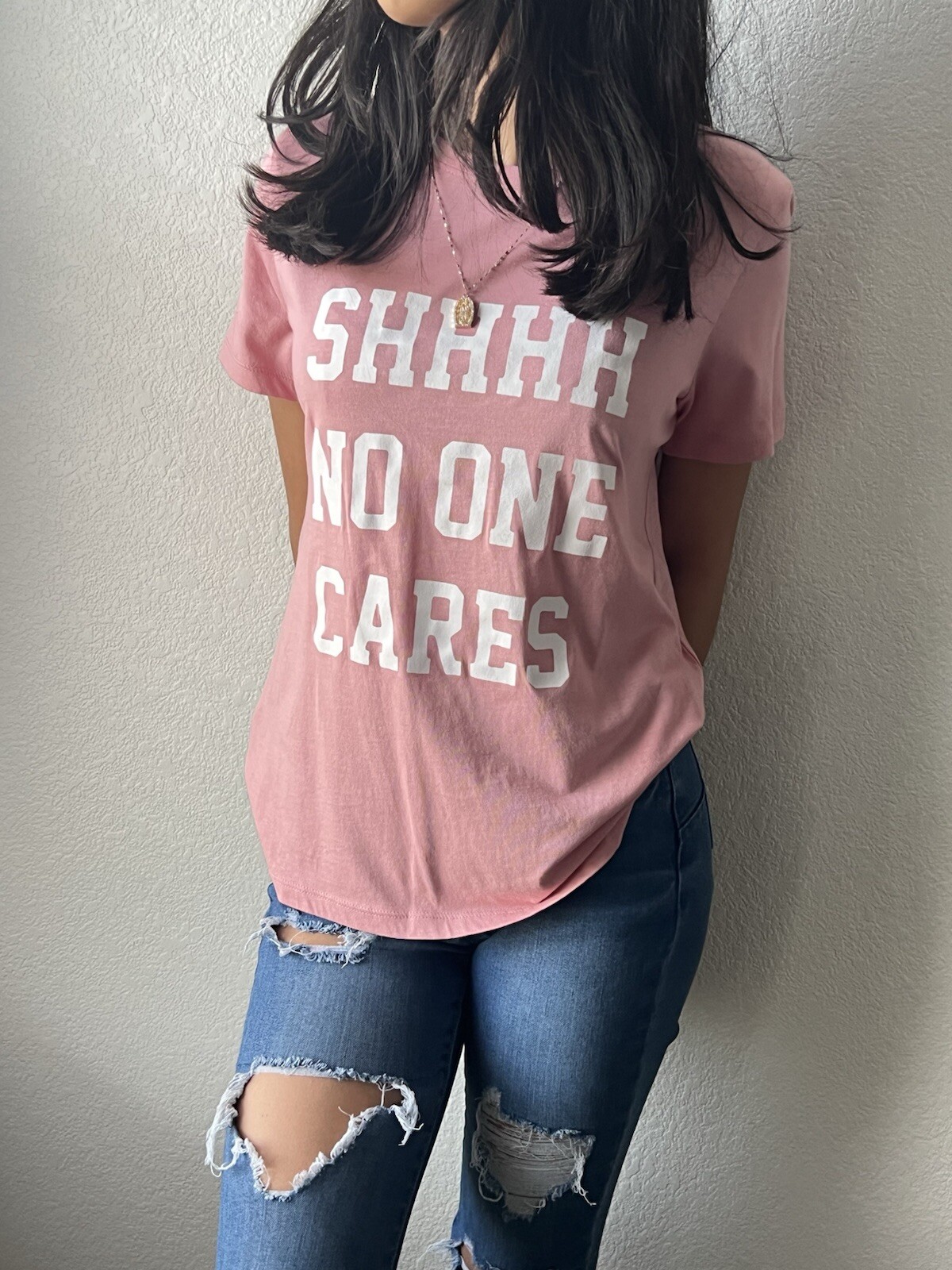 Trendy Pink Graphic Tee – « Shhhh No One Cares » Statement Shirt – Size LARGE