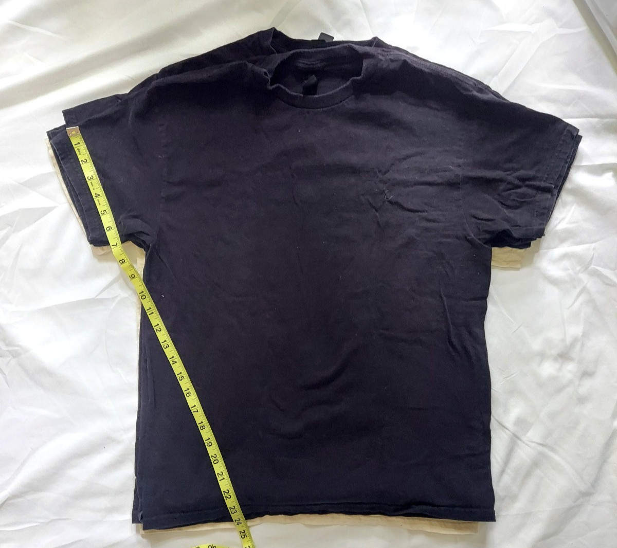 Gildan t shirts M heavy cotton 6pck (2 natural, 4 black)