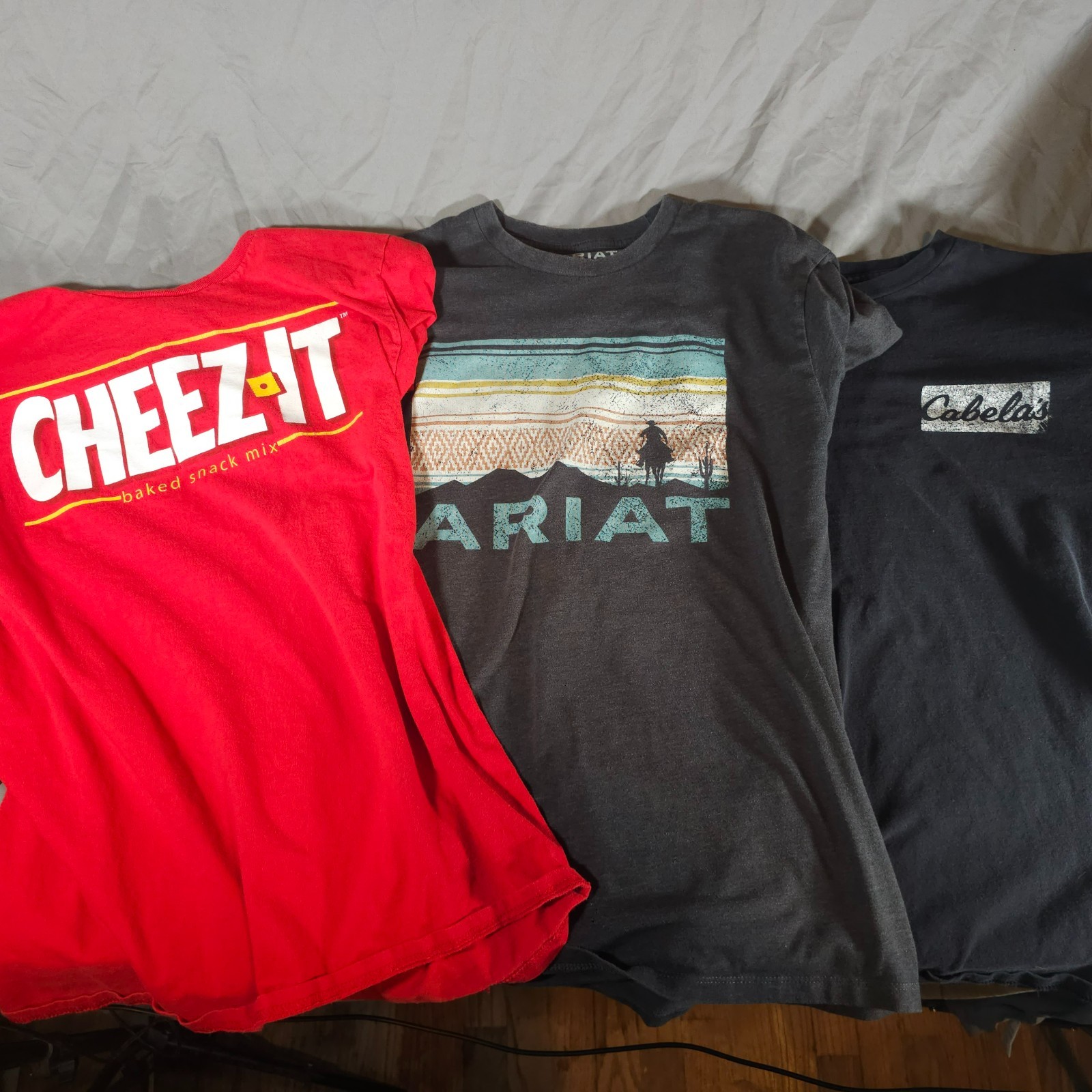 LOT x3 Men&rsquo;s T-Shirts Logo Graphic Tee Size-M ARIAT, CABELA&rsquo;S, CHEEZ-IT