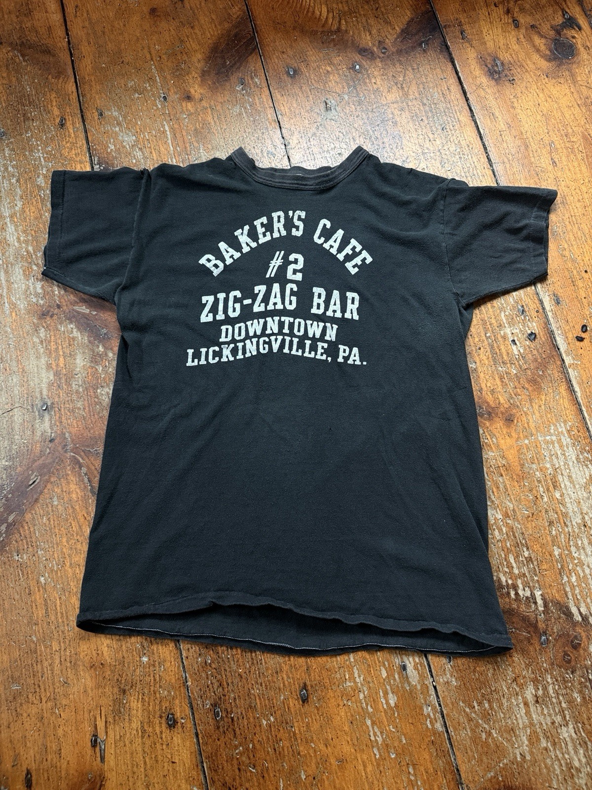 Vintage 60s 70s Black Bound Collar Two Tone Bar Destination T Shirt Large