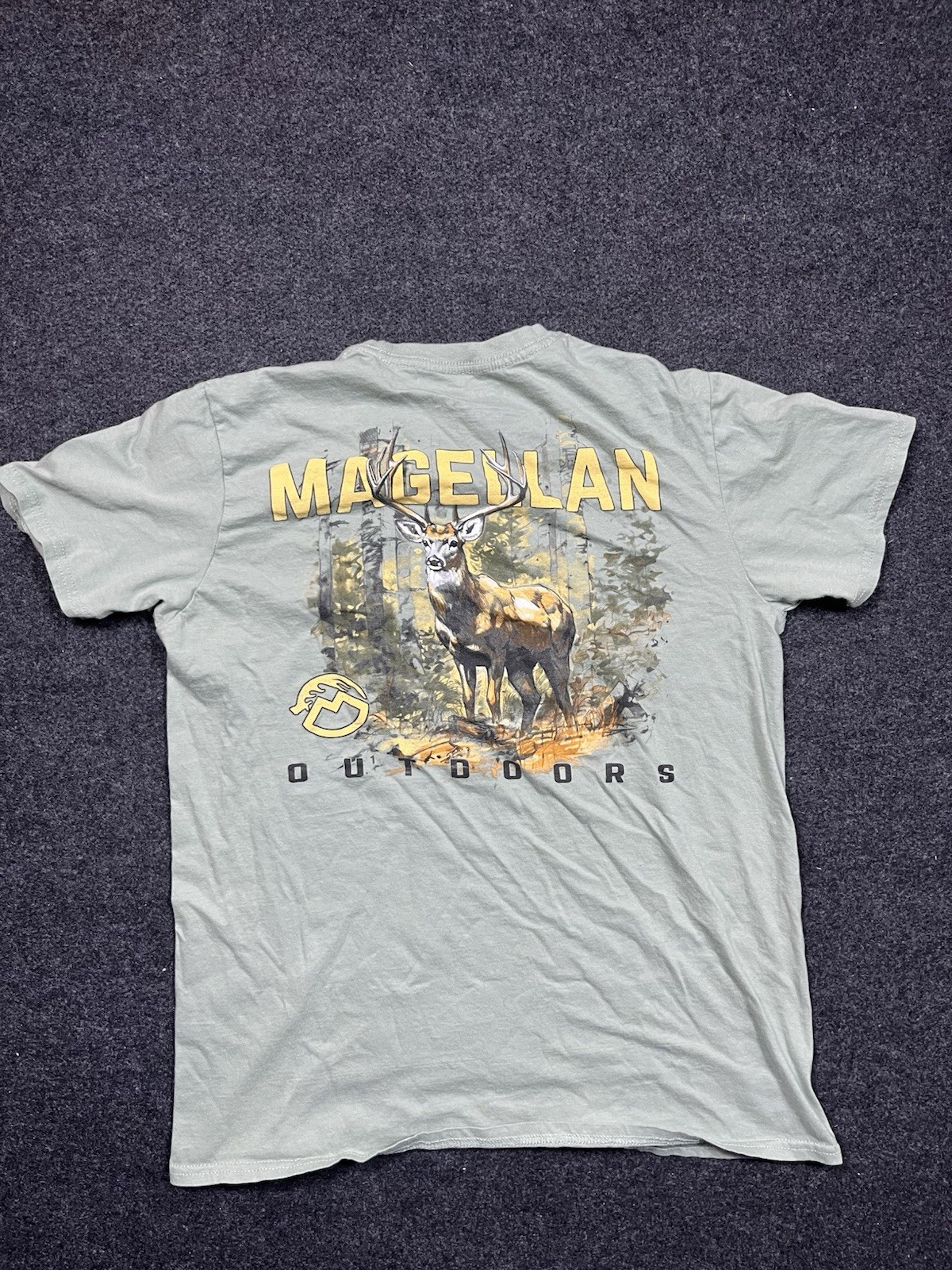 Magellan Outdoors Buck Deer Hunter Green T-Shirt Men&rsquo;s Size Medium Short Sleeve