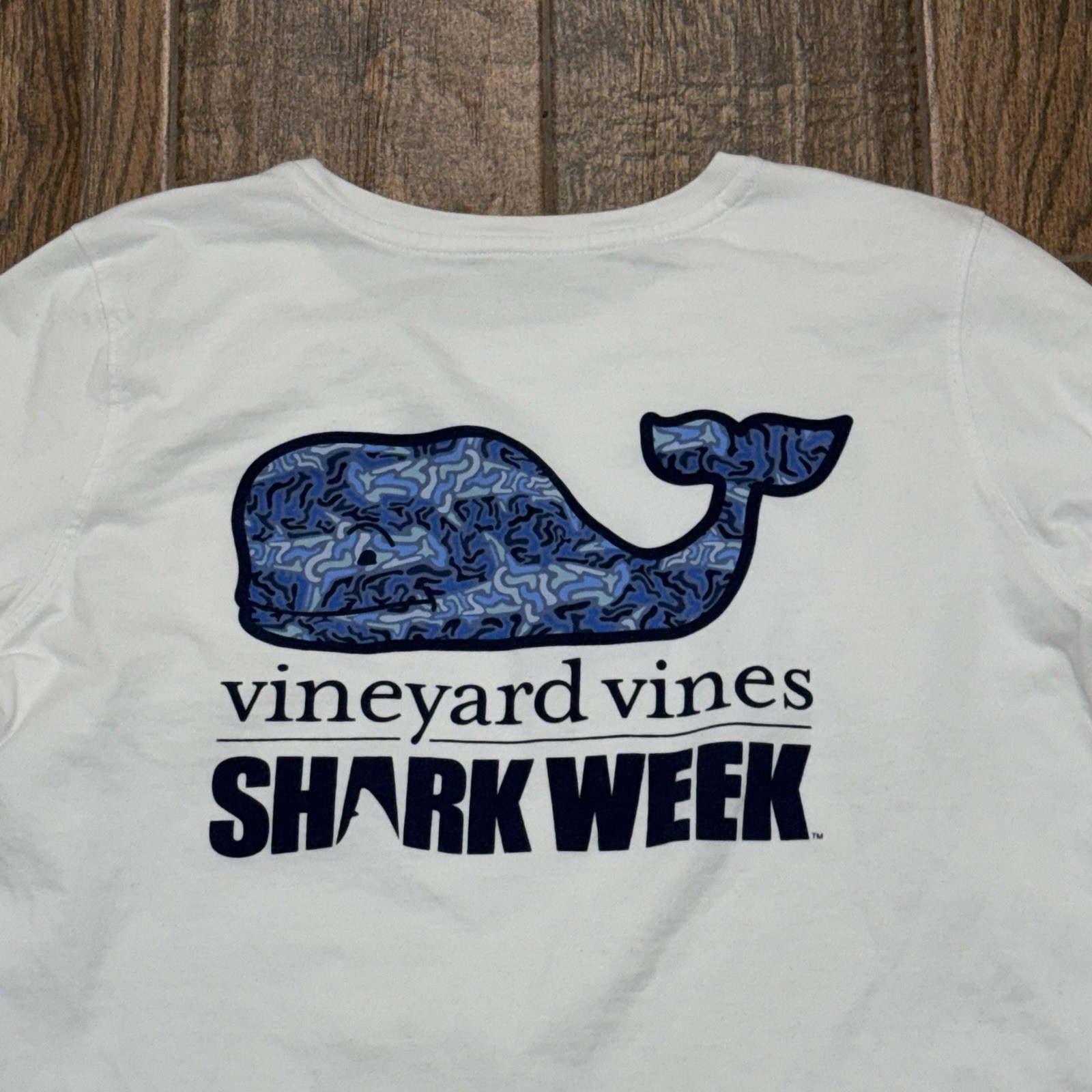 Vineyard Vines Men&rsquo;s White Long Sleeve Shark Week Discovery Whale T Shirt Small
