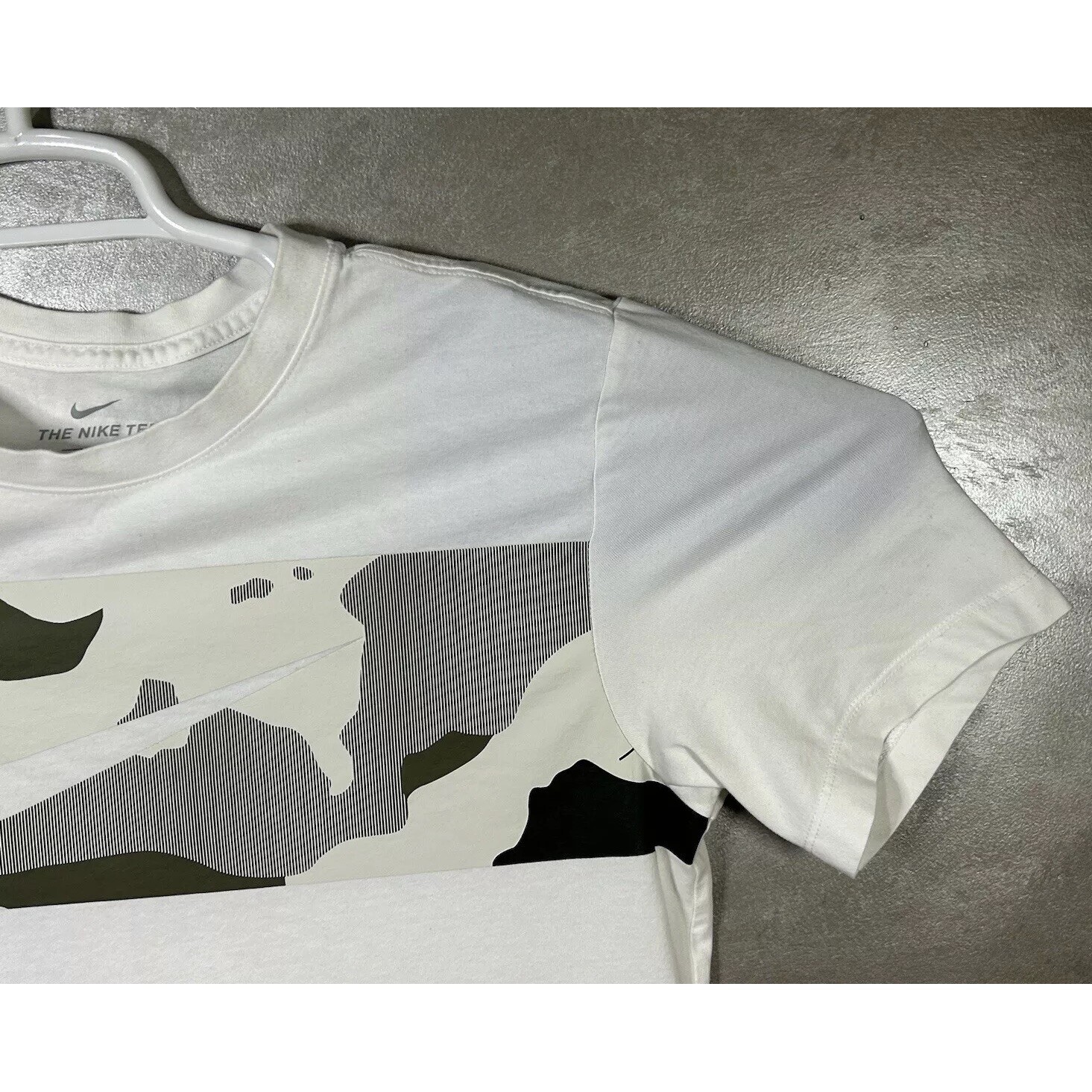 The Nike Tee Men&rsquo;s Medium M Short Sleeve Dri Fit White Camouflage BV7957-100
