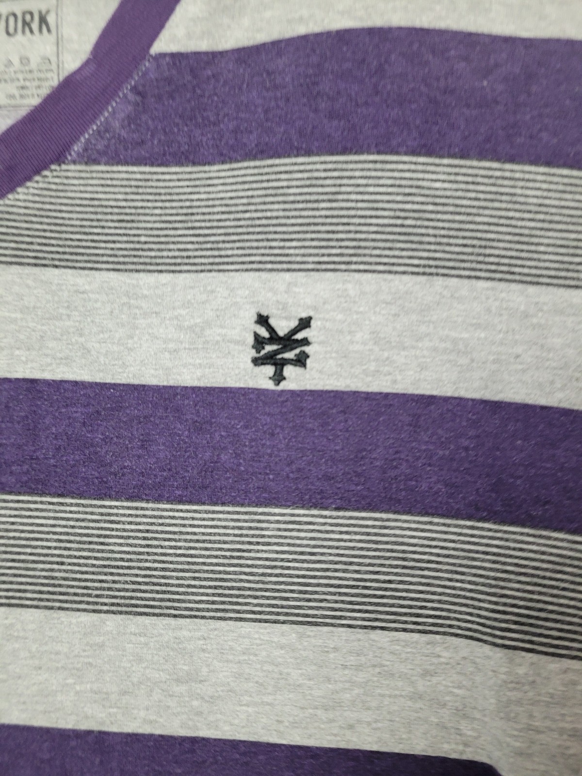 Zoo York T-Shirt Mens Large Purple Gray Striped V-Neck Cotton Poly Blend casual