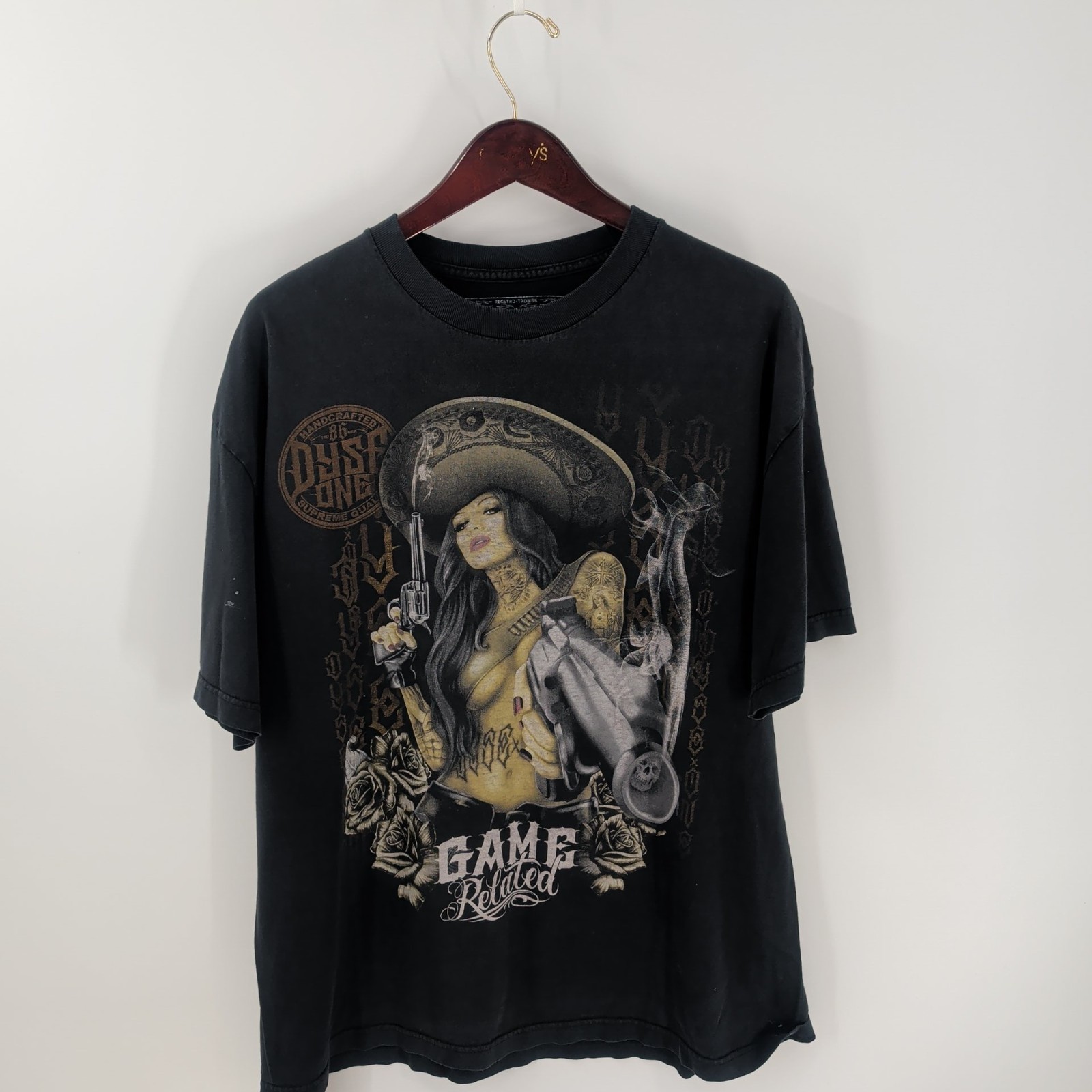 Dyse One La Reina Gun Smoke Taille Game Related Graphic T-Shirt Black Size XL