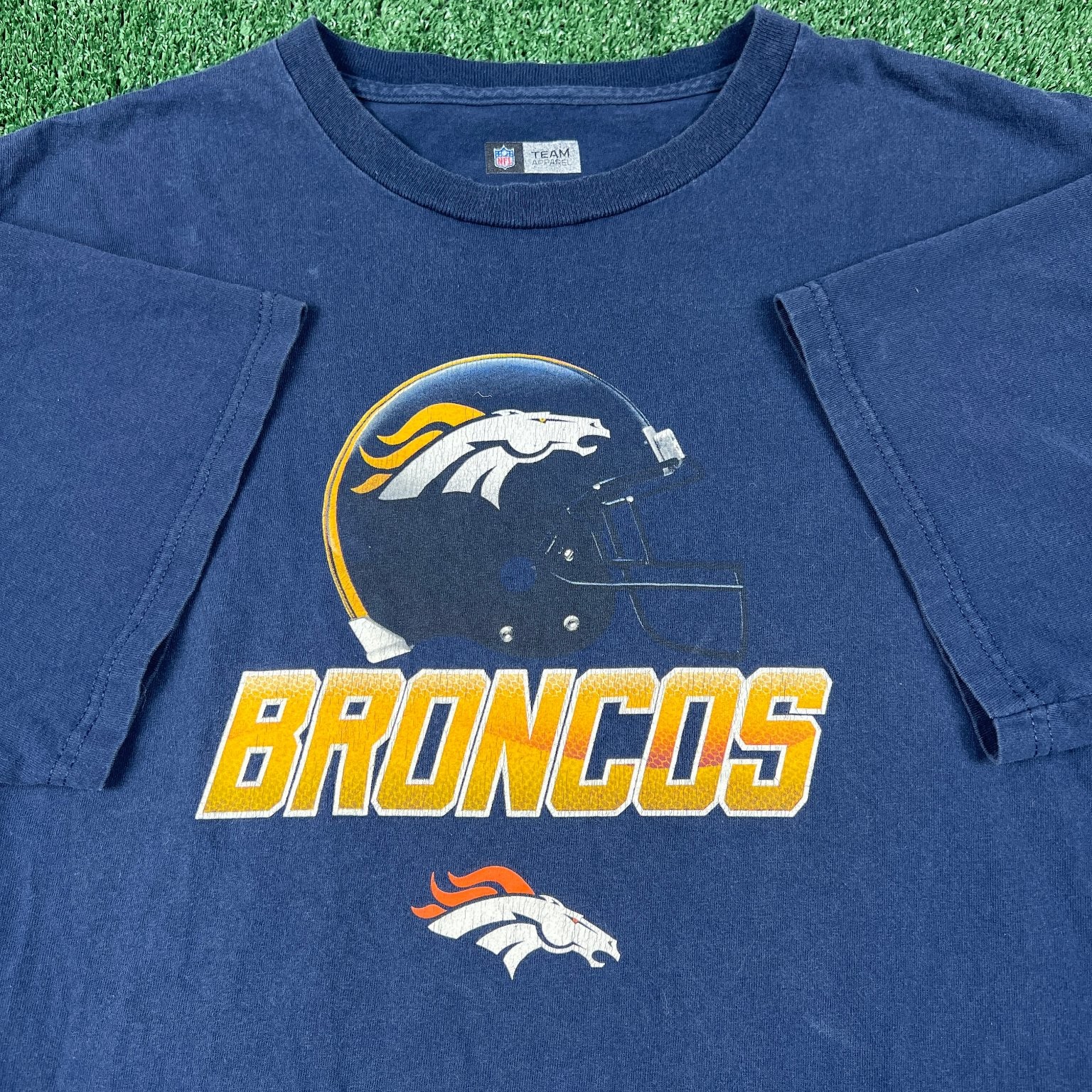 Vintage NFL Team Apparel Denver Broncos Helmet T-Shirt Mens XL Navy Blue Y2K