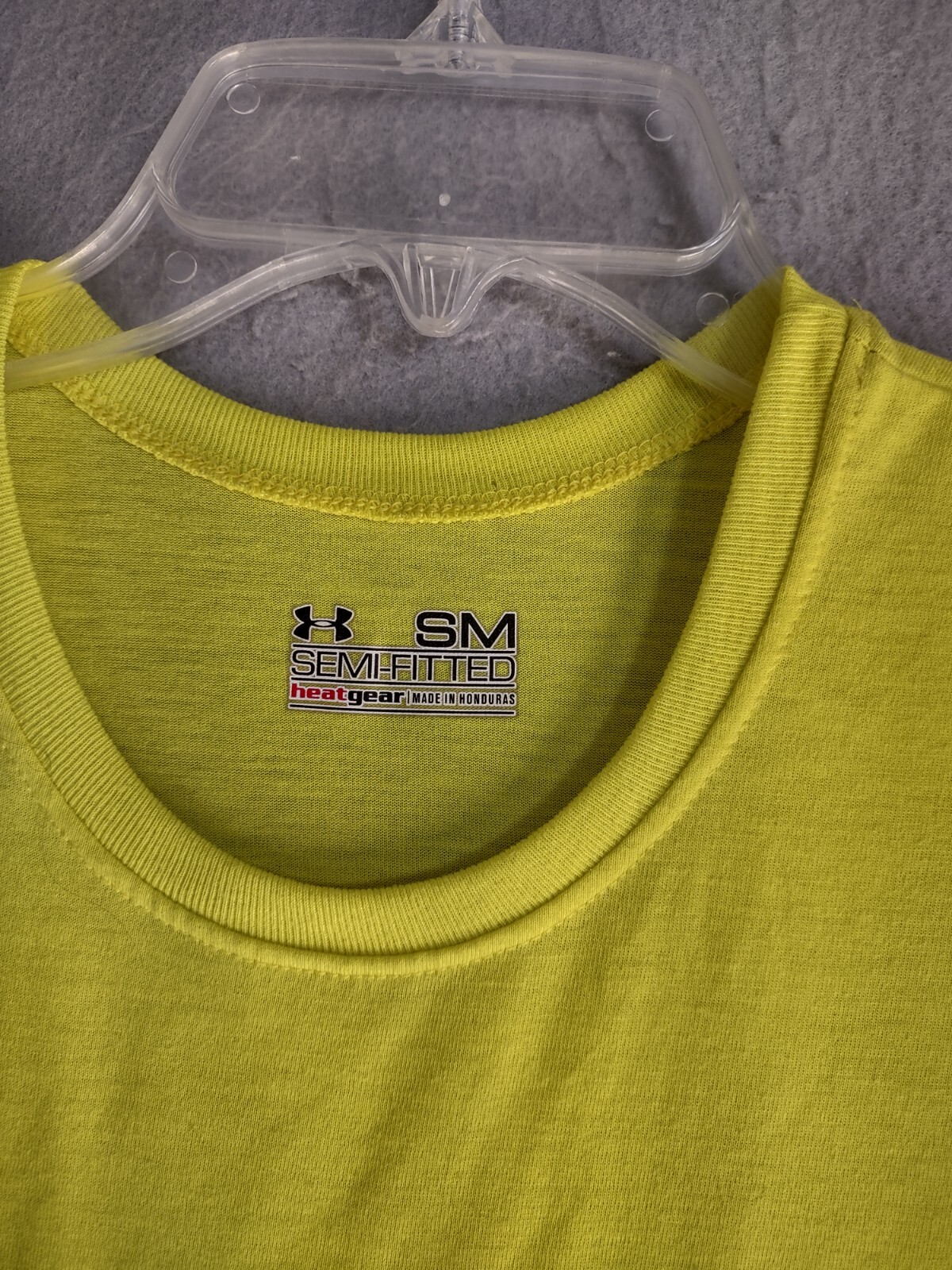 Under Armour Mens Shirt Small Yellow Semi Fitted Heat Gear Solid Logo Pullover