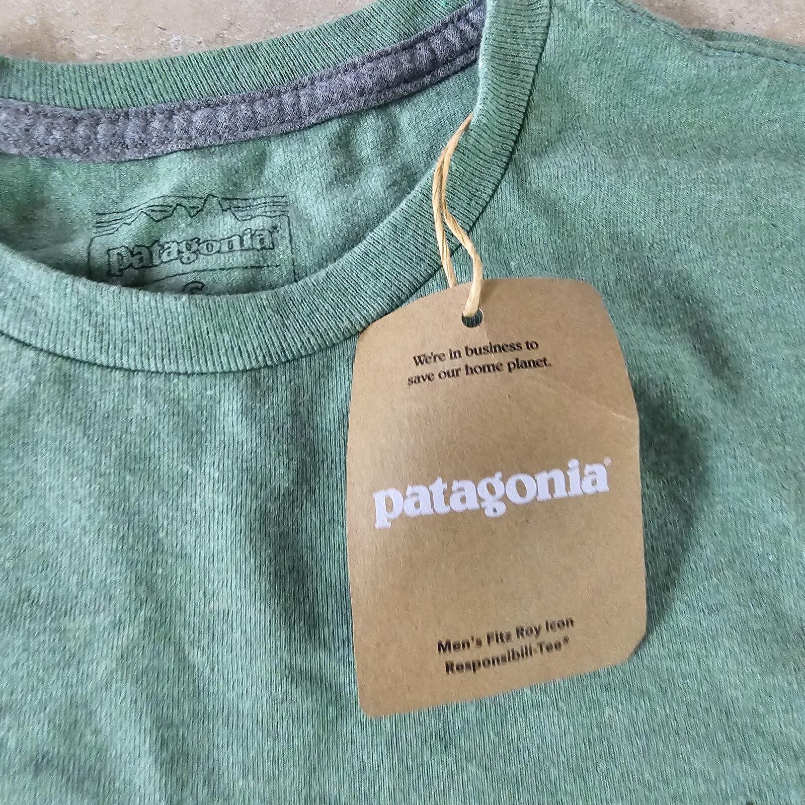 Patagonia Men&rsquo;s Fitz Roy Tee Green Heather T‑Shit Small NEW