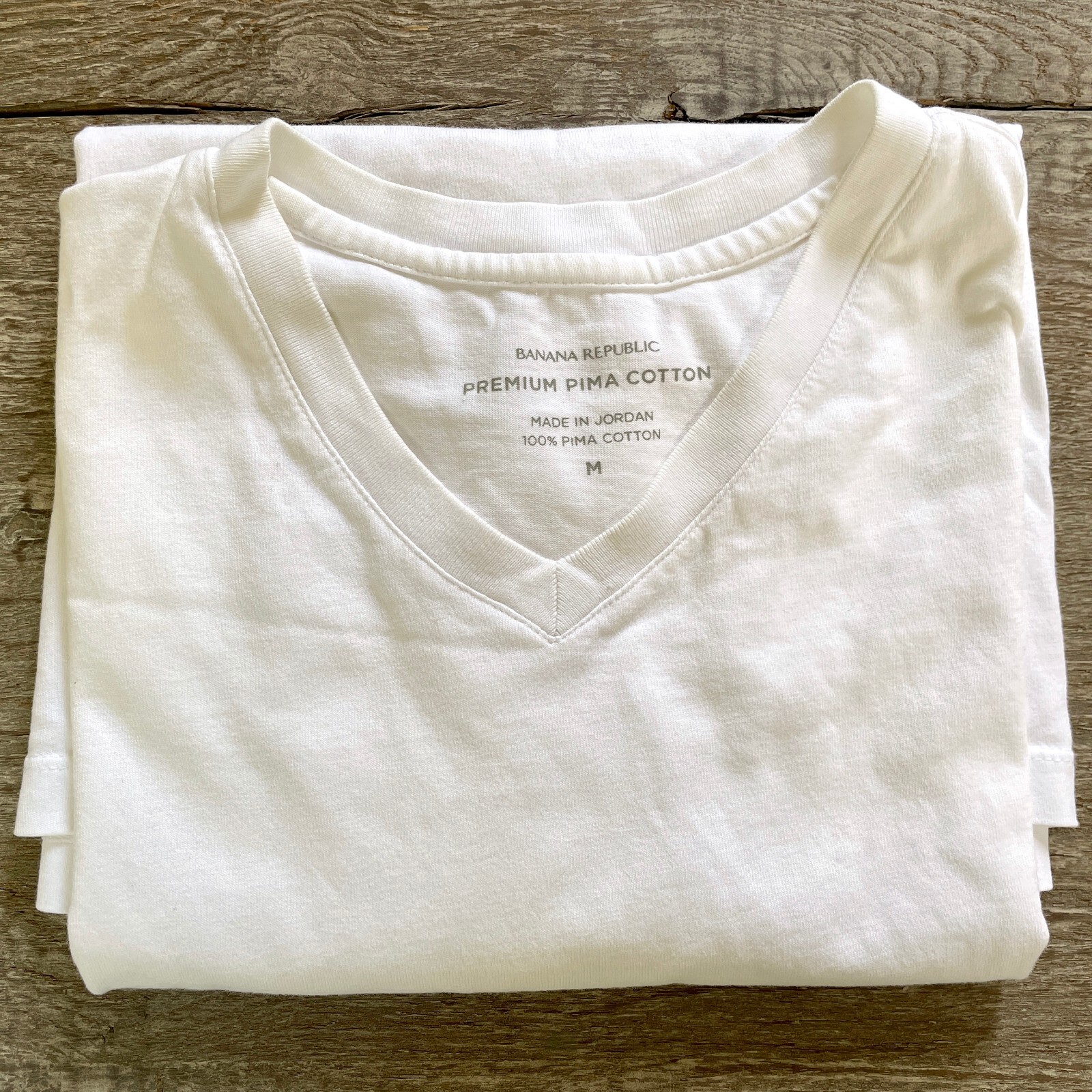 Banana Republic Men&rsquo;s Short Sleeve V-Neck Premium 100% Pima Cotton T-Shirt – M