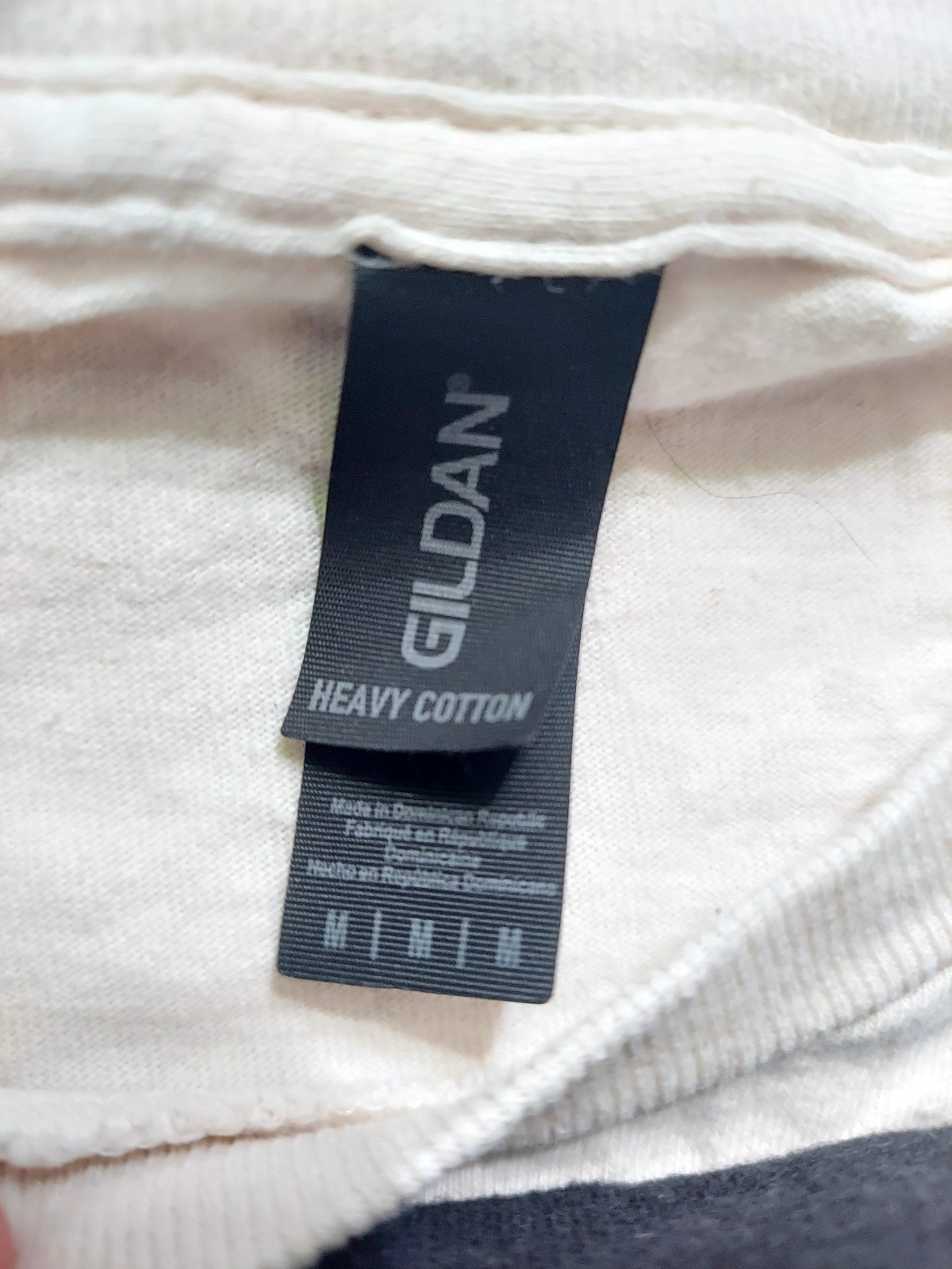 Gildan t shirts M heavy cotton 6pck (2 natural, 4 black)