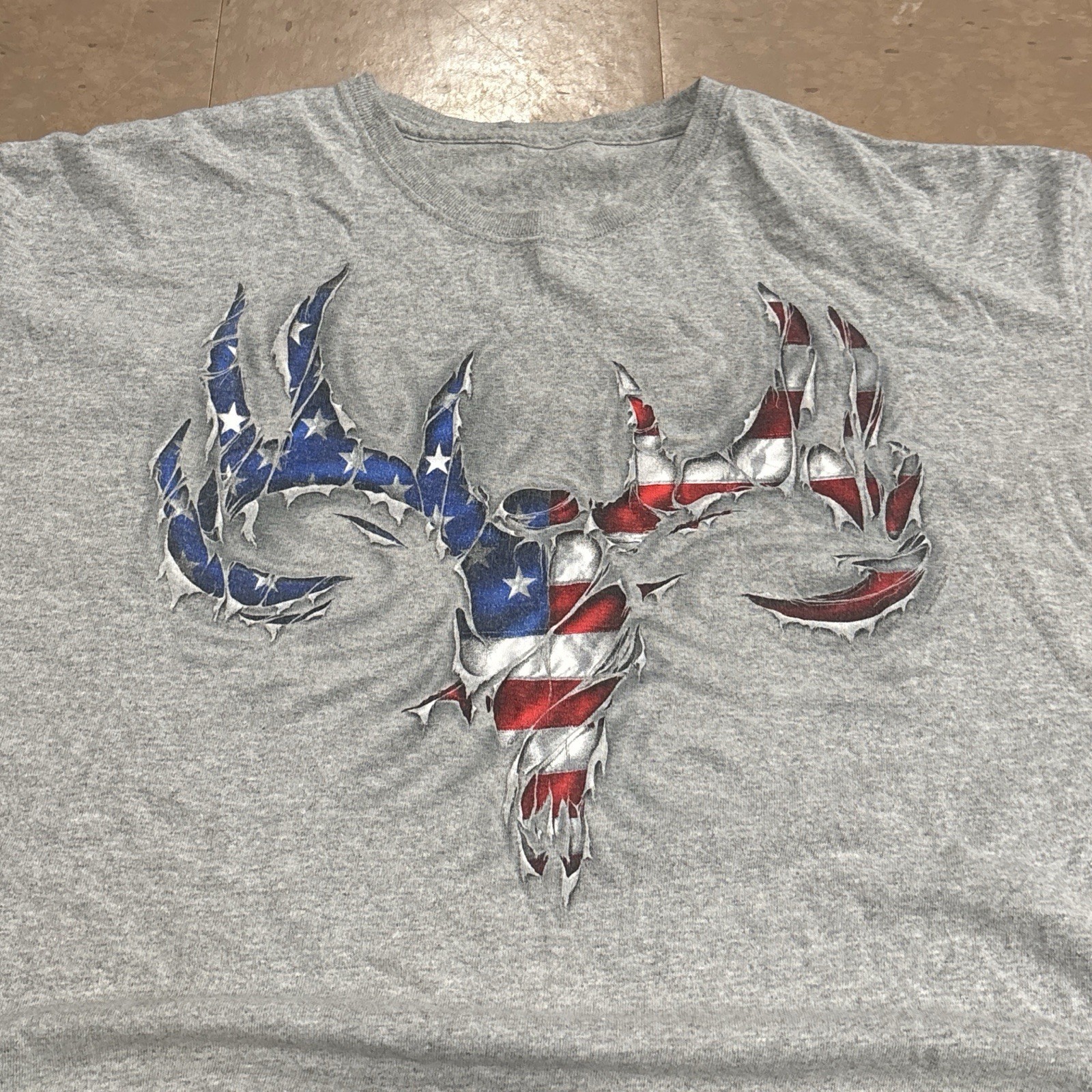 Buck Wear Ripped American Flag Deer Skull Graphic T-Shirt Grey Size Large