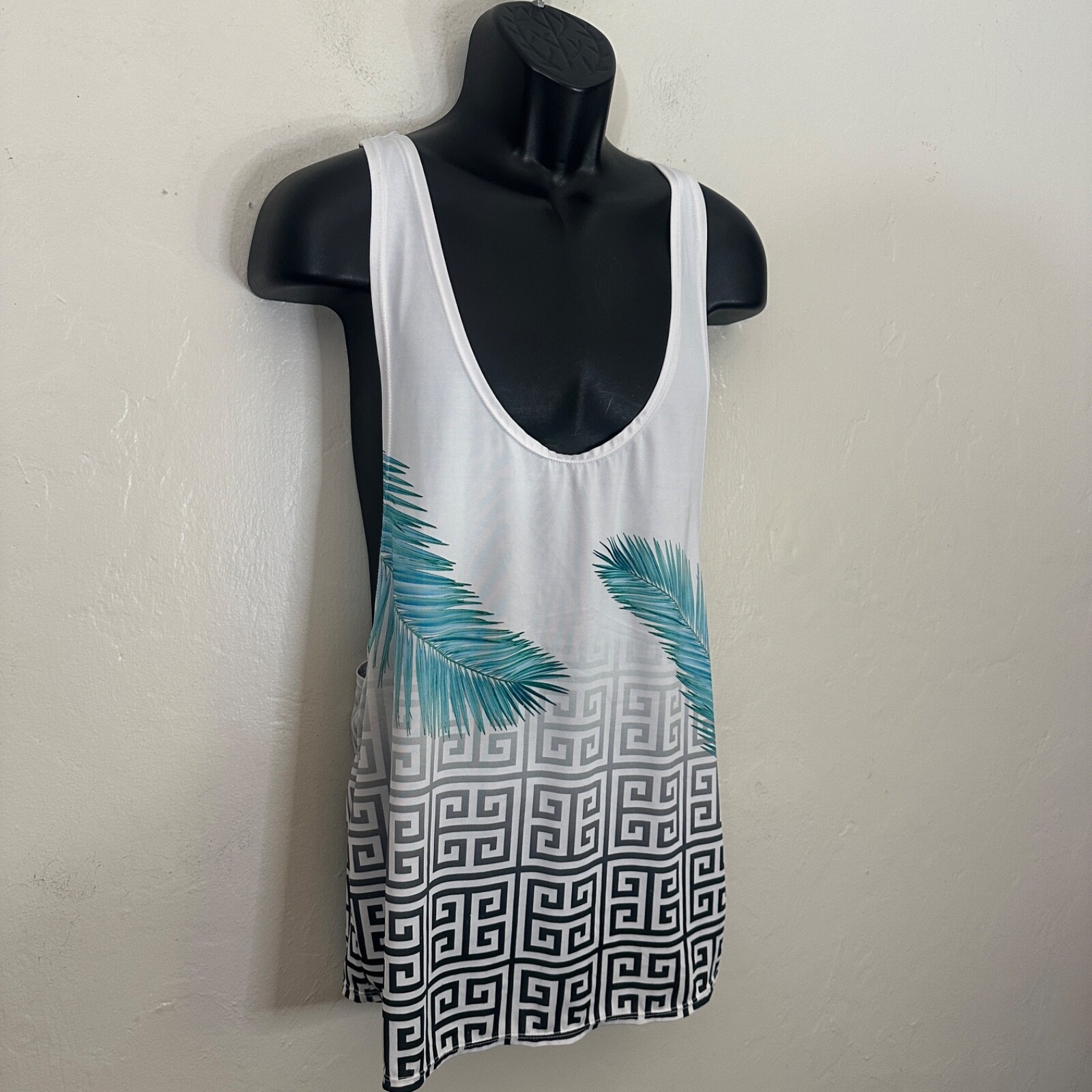 Voi Toi Tank Top Medium Gently worn 97% polyester / 3% spandex 21&Prime; armpits