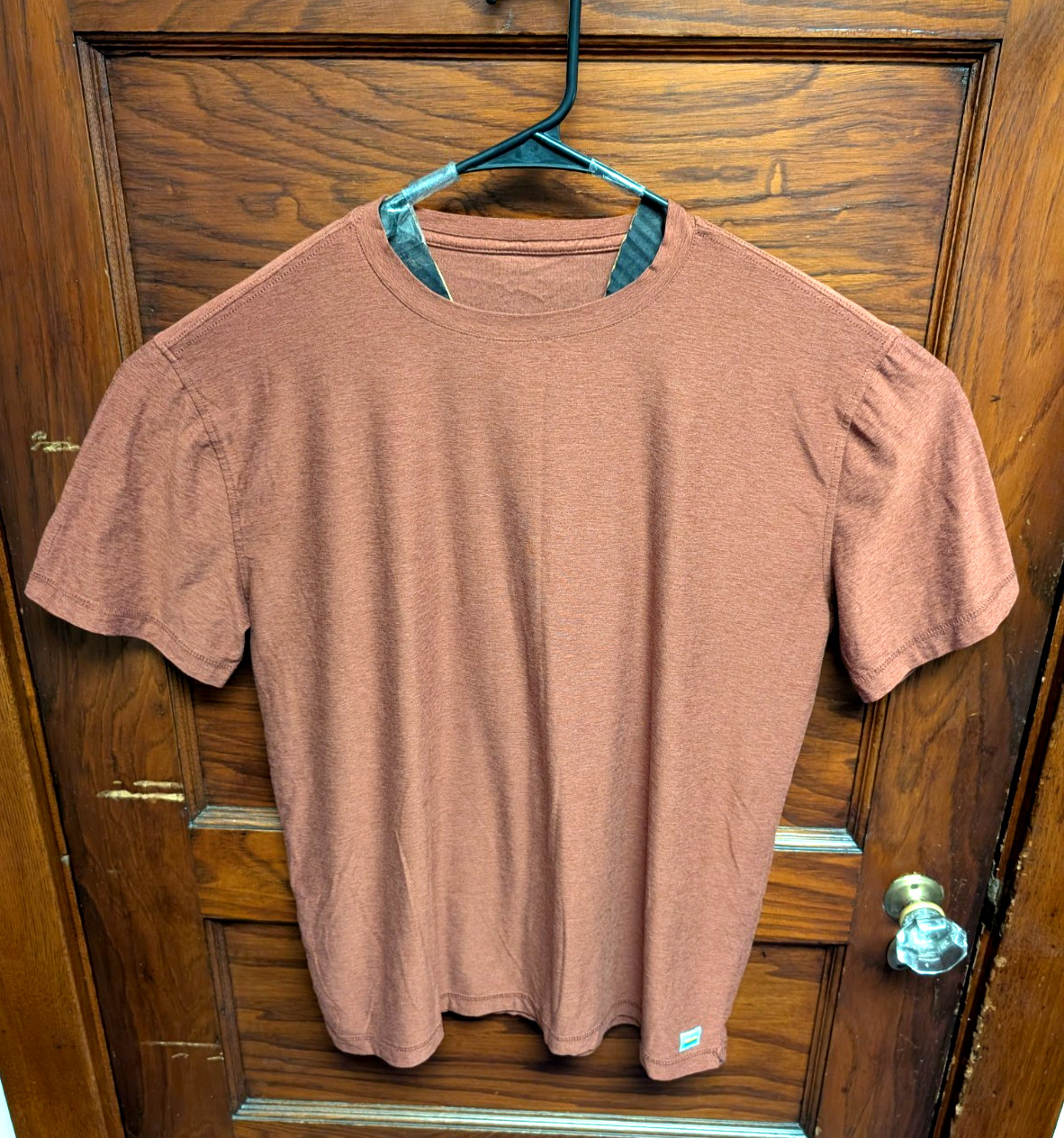 Vuori Tuvalu Strato Tech Tee Cherry Brown Gym Tee Men L Crew Stretch Anti-Odor