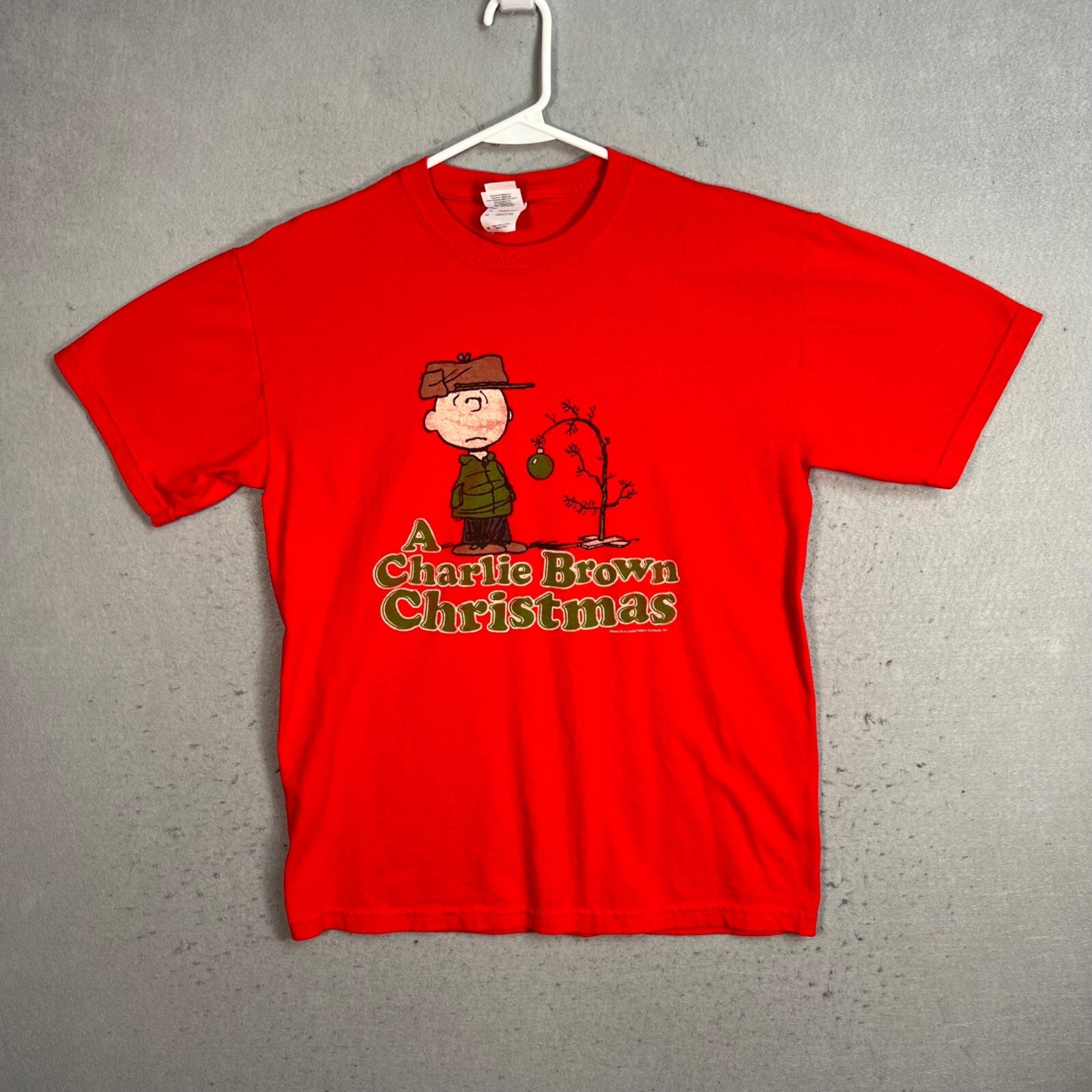 A Charlie Brown Christmas Red T-Shirt Medium Peanuts Snoopy Cotton Mens