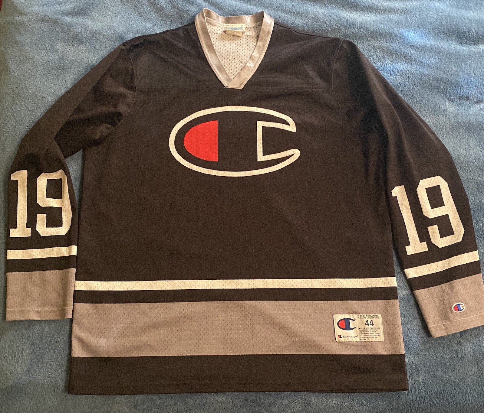 Champion #19 Champion Logo Hockey Jersey Sz L (44) (25in W X 30in L) Black