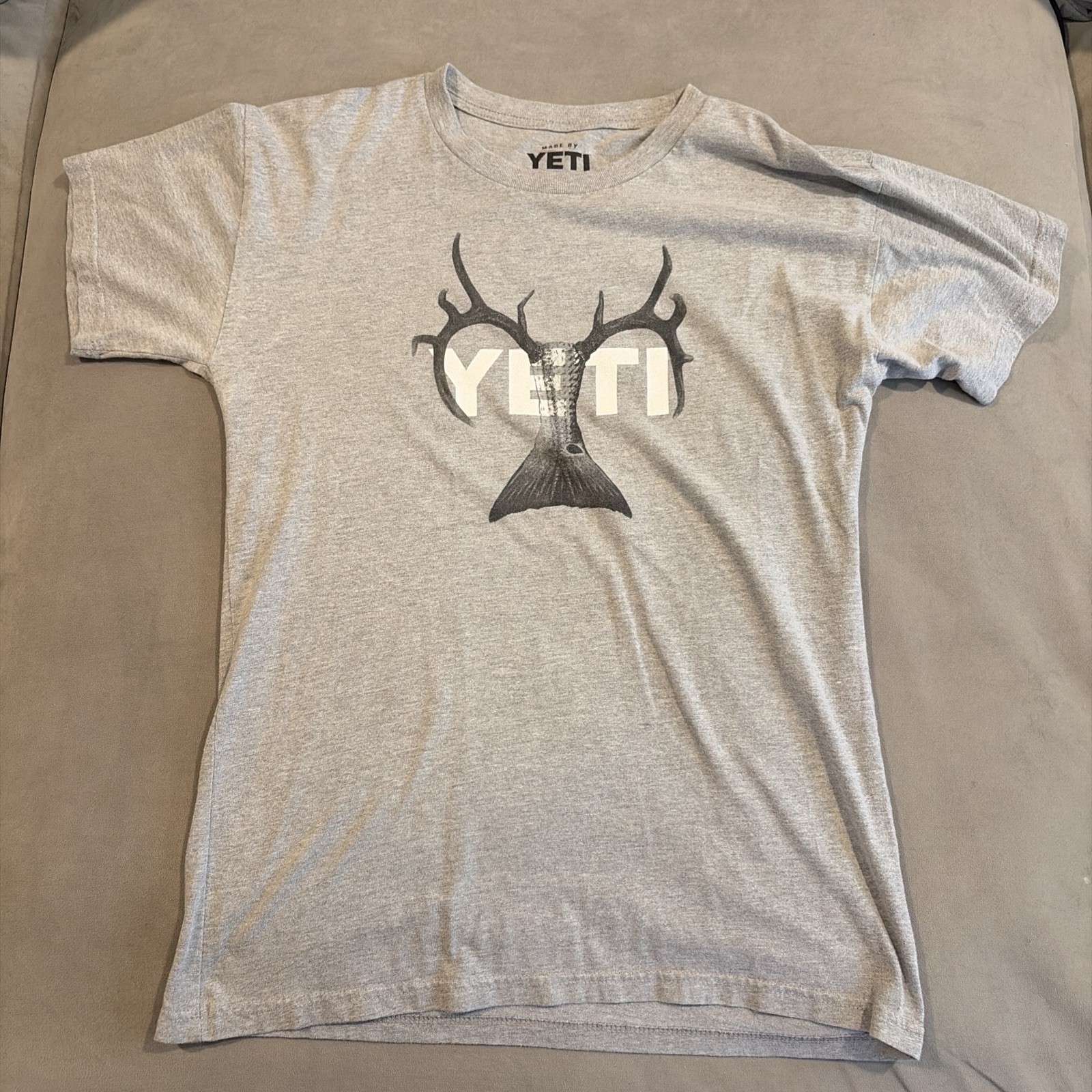 Awesome – Yeti – Deer / Buck Head Skull Graphic Logo T Shirt – Men&rsquo;s Medium